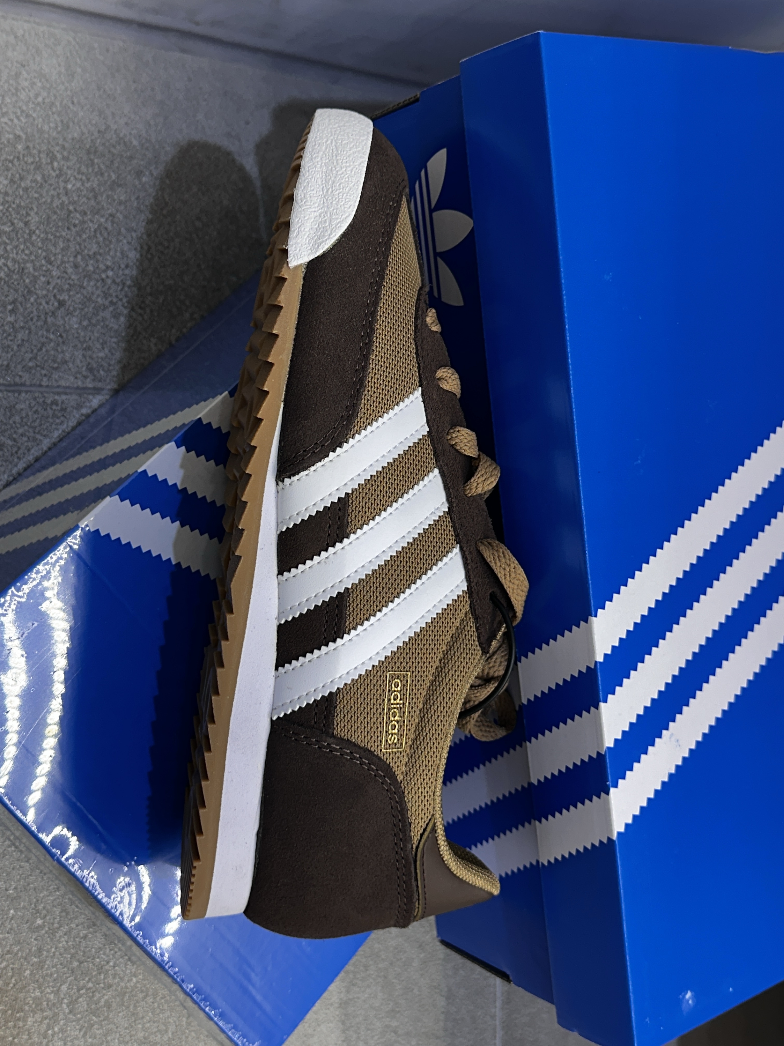 Adidas R71 Cardboard Brown 착용 스타일