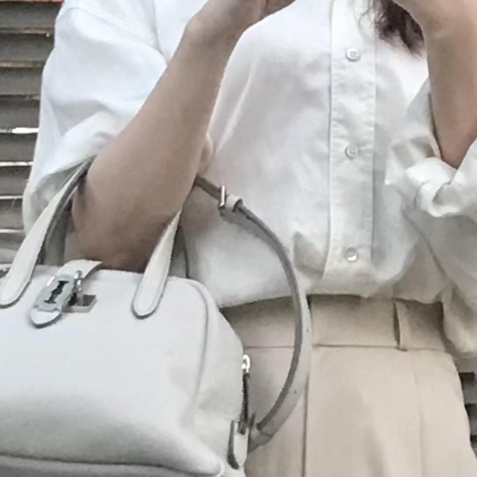 Vunque Toque Small Tote Light Beige 착용 스타일