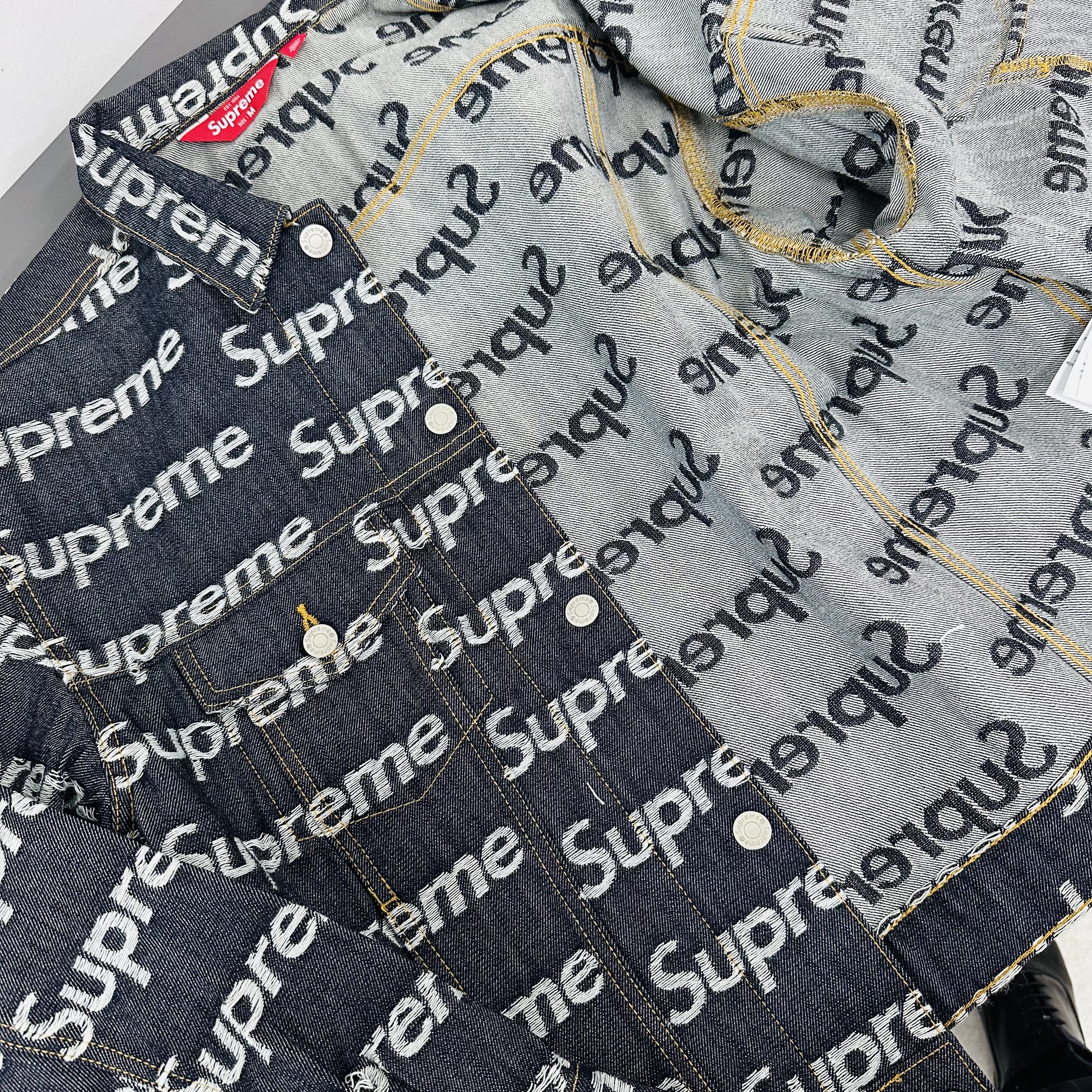 Supreme Jacquard Logos Denim Trucker Jacket Rigid Indigo - 25FW 착용 스타일 - 2