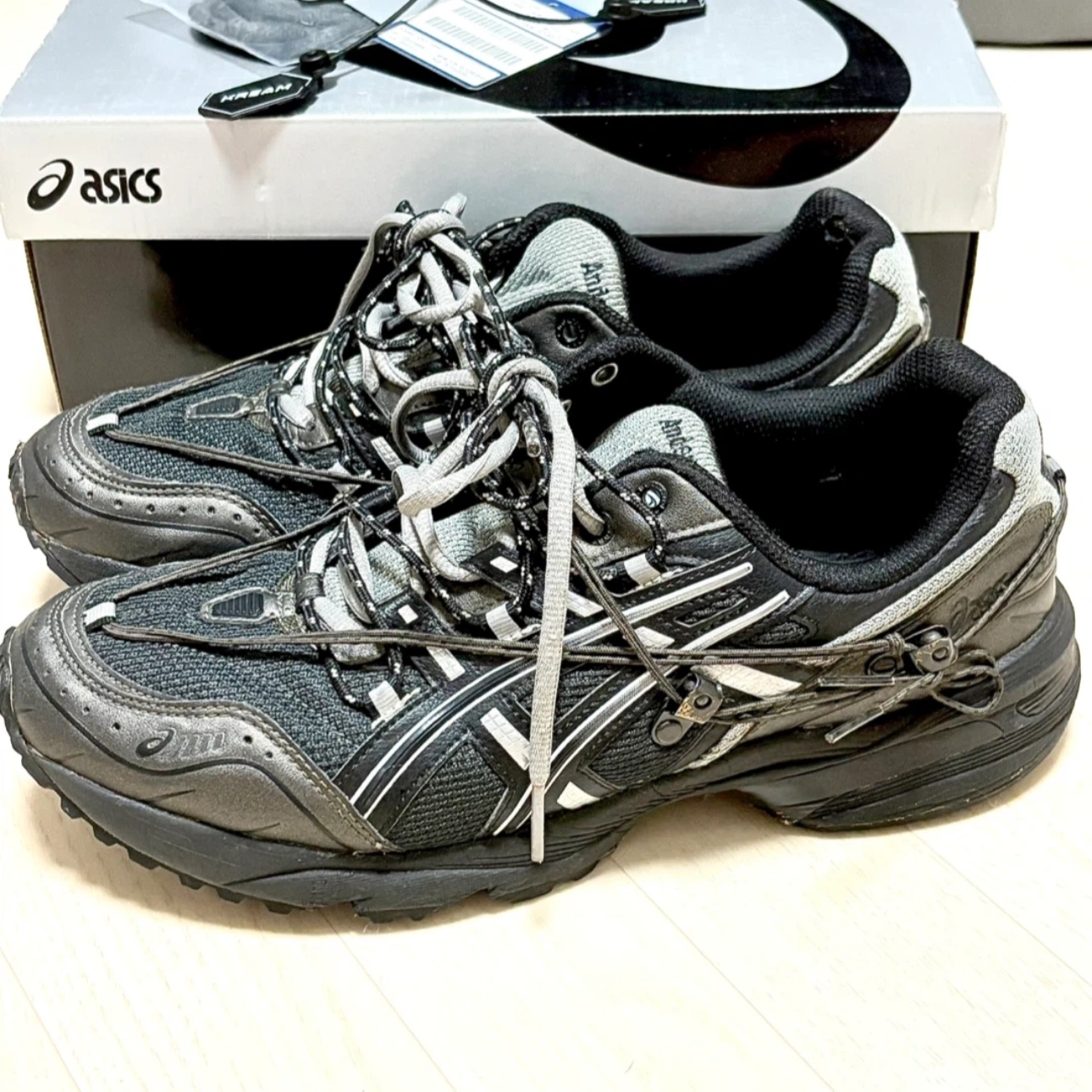 Asics x Andersson Bell Gel-1090 Black Silver 착용 스타일