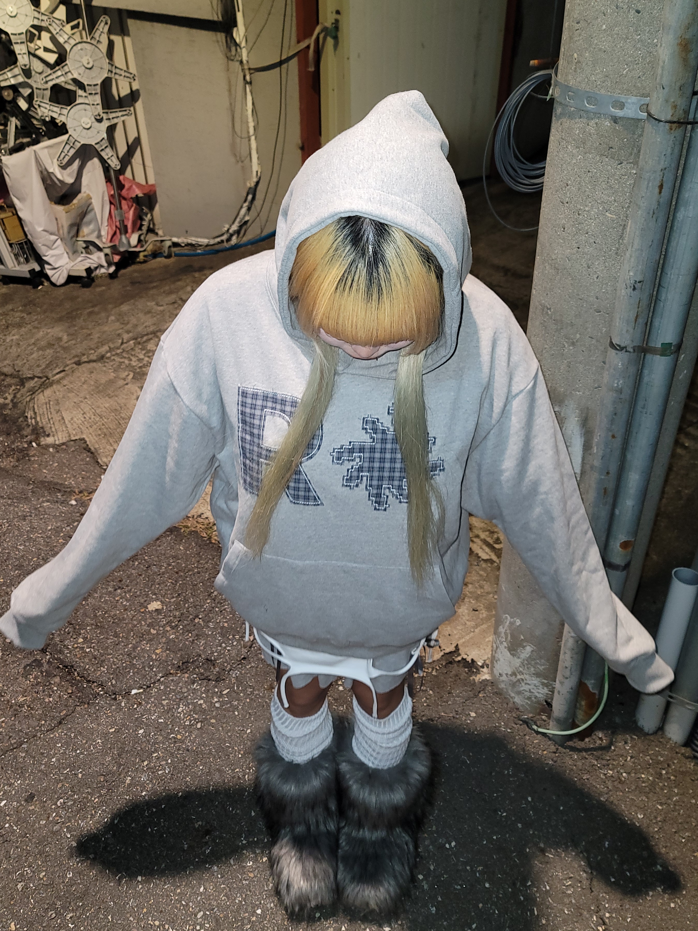 SLOW RECORD HOUSE Check Patch Hoodie Grey 착용 스타일 - 6