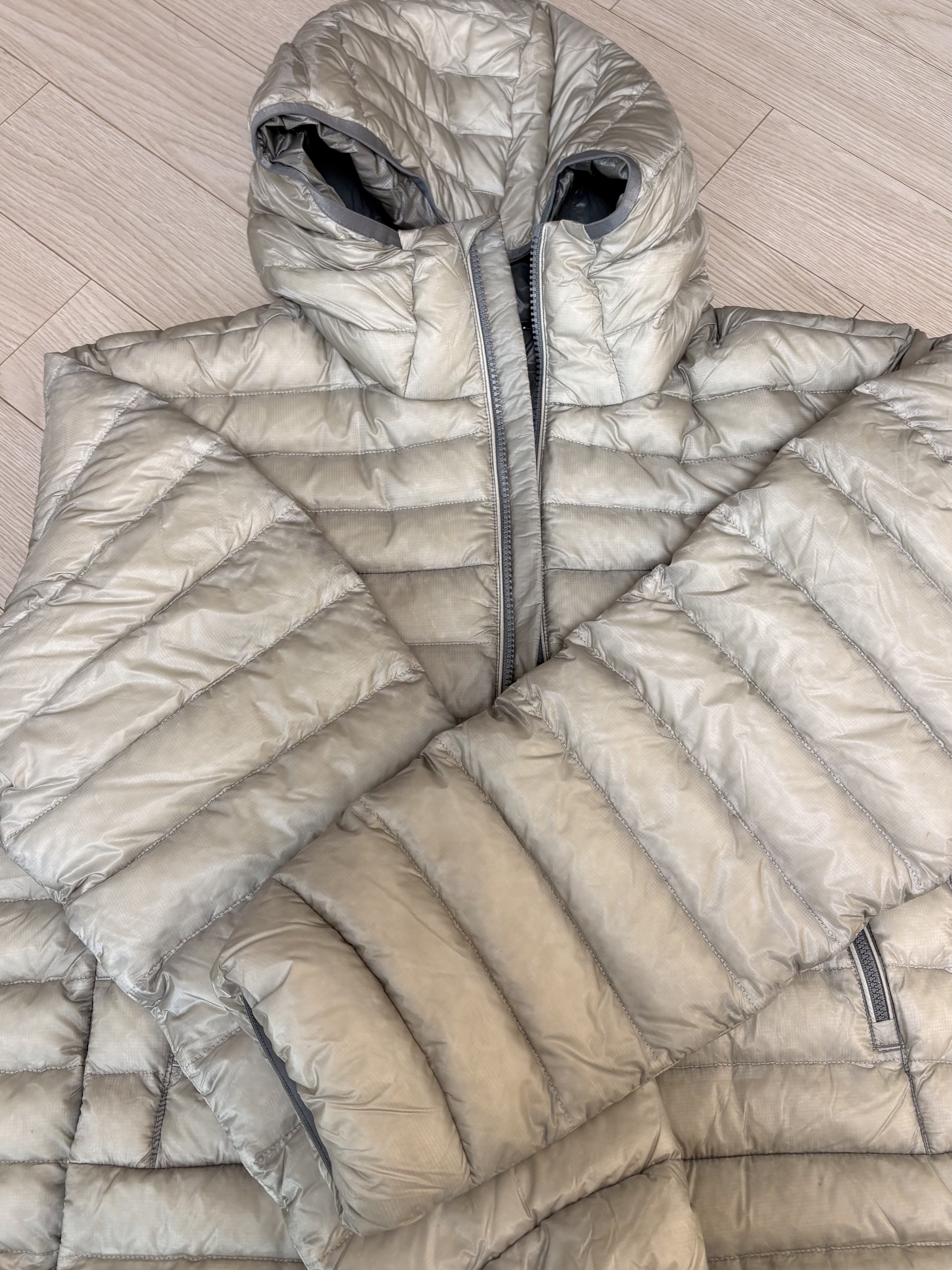 Musinsa Standard City Leisure Sheer Ripstop Hooded Light Down Jacket Light Grey, The North Face Summit Mattehorn RDS Down Jacket Light Gray 착용 스타일 - 2