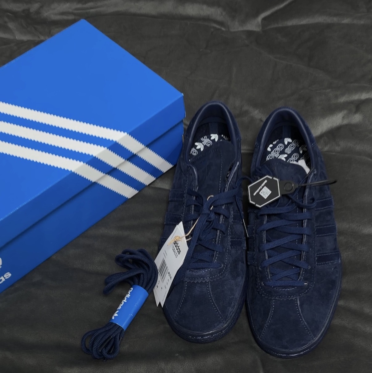 Adidas Tobacco Night Indigo 착용 스타일