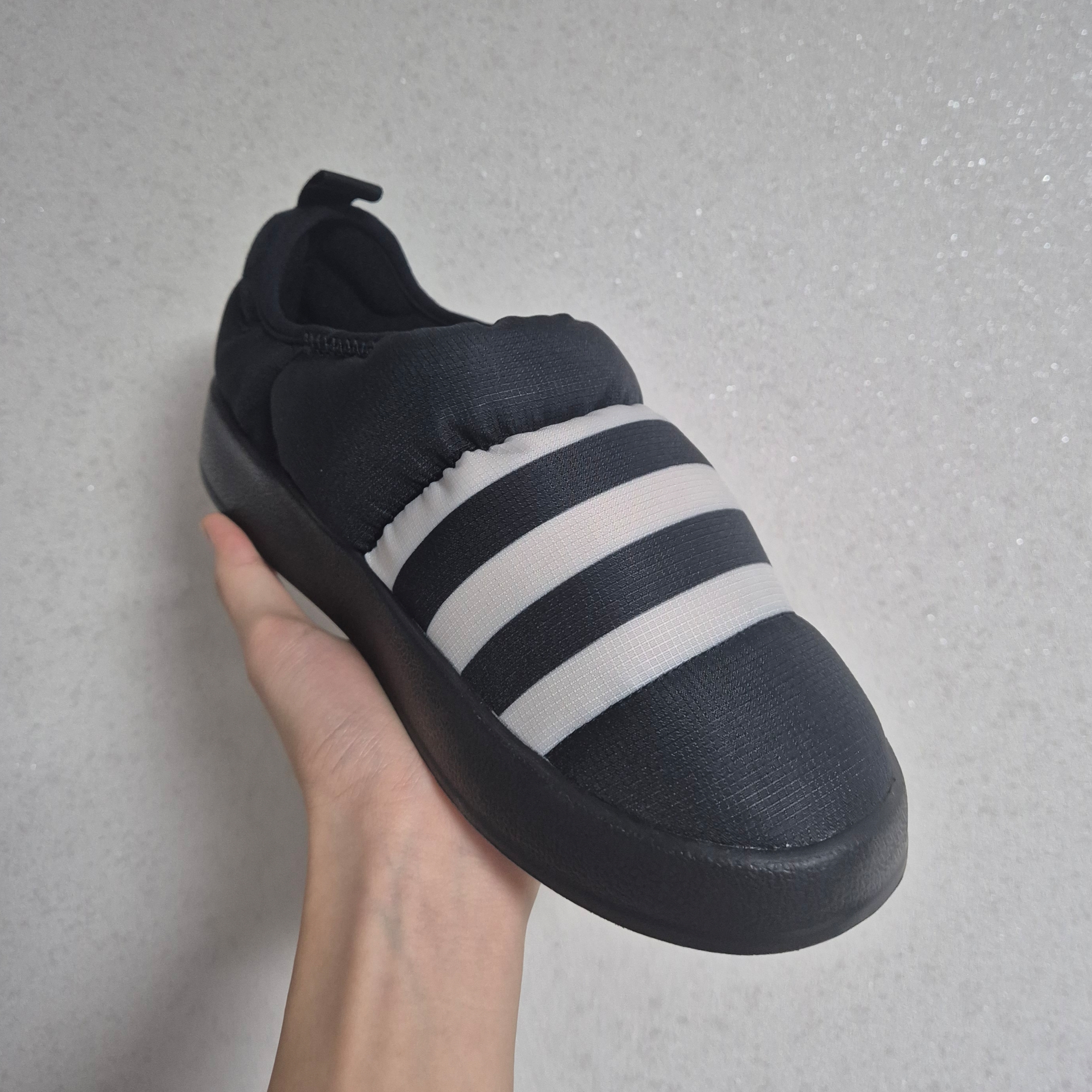 Adidas Puffylette Core Black 착용 스타일 - 1