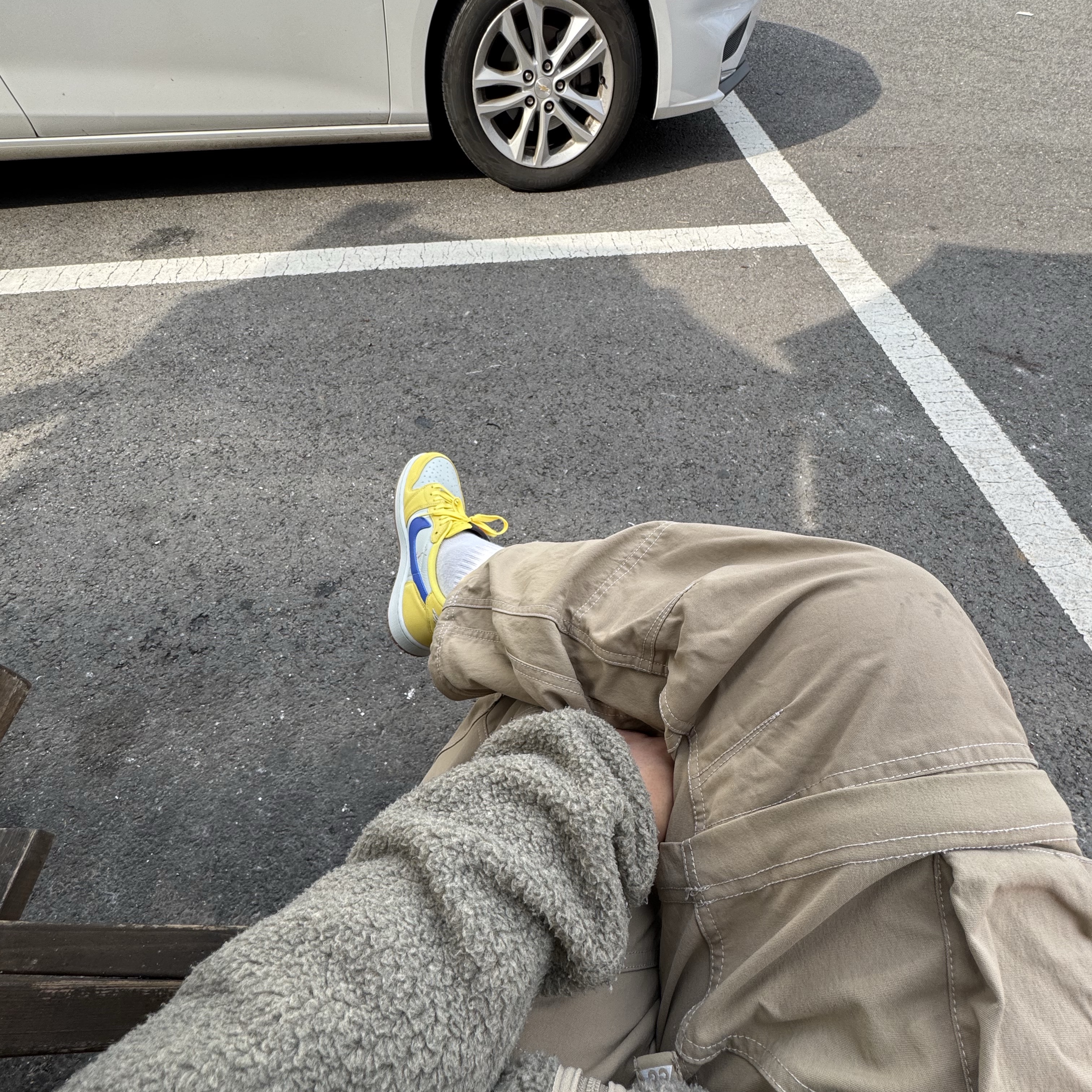 (W) Jordan 1 x Travis Scott Retro Low OG SP Canary, Nike ACG Smith Summit Pants Khaki - Asia 착용 스타일