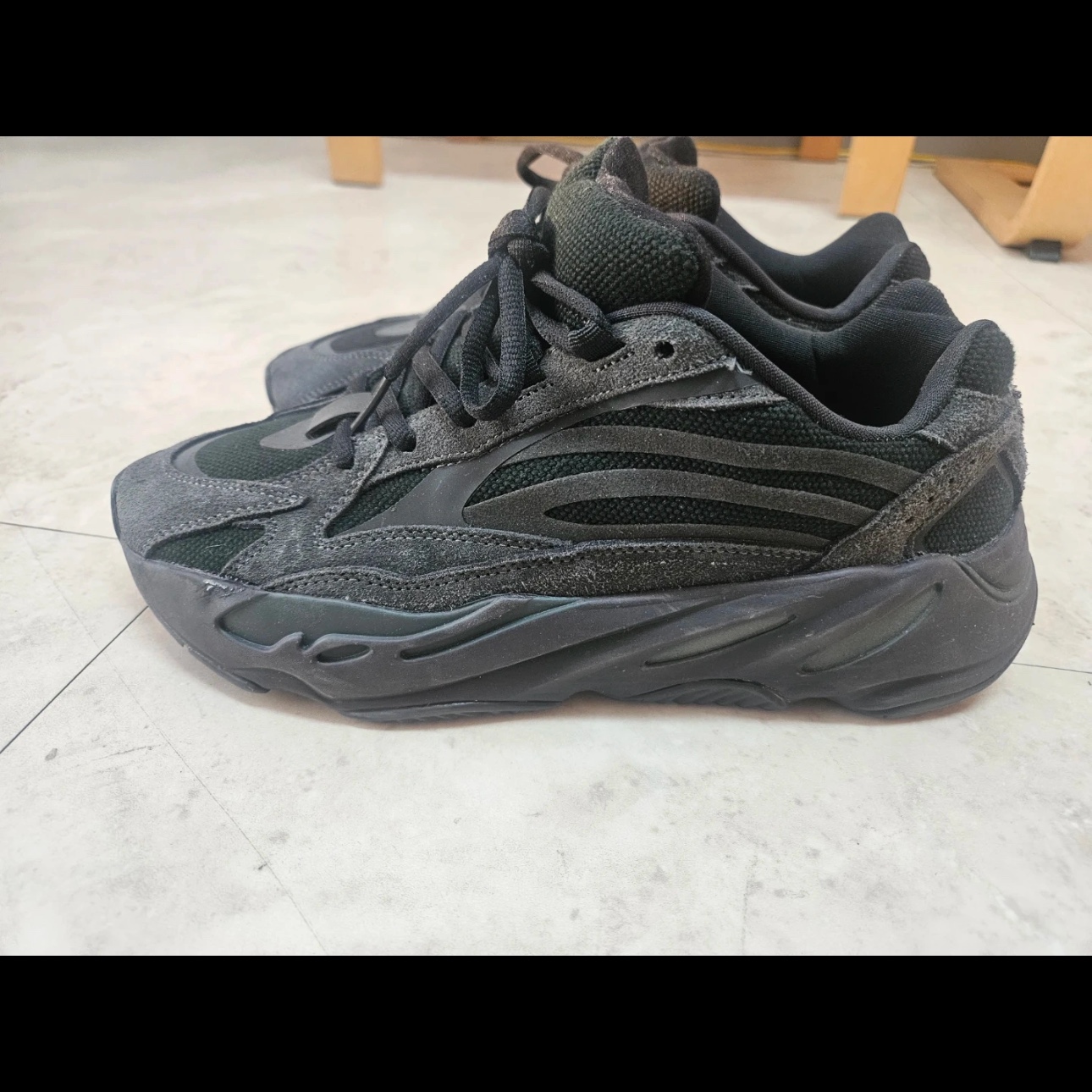 Adidas Yeezy Boost 700 V2 Vanta 2019 착용 스타일
