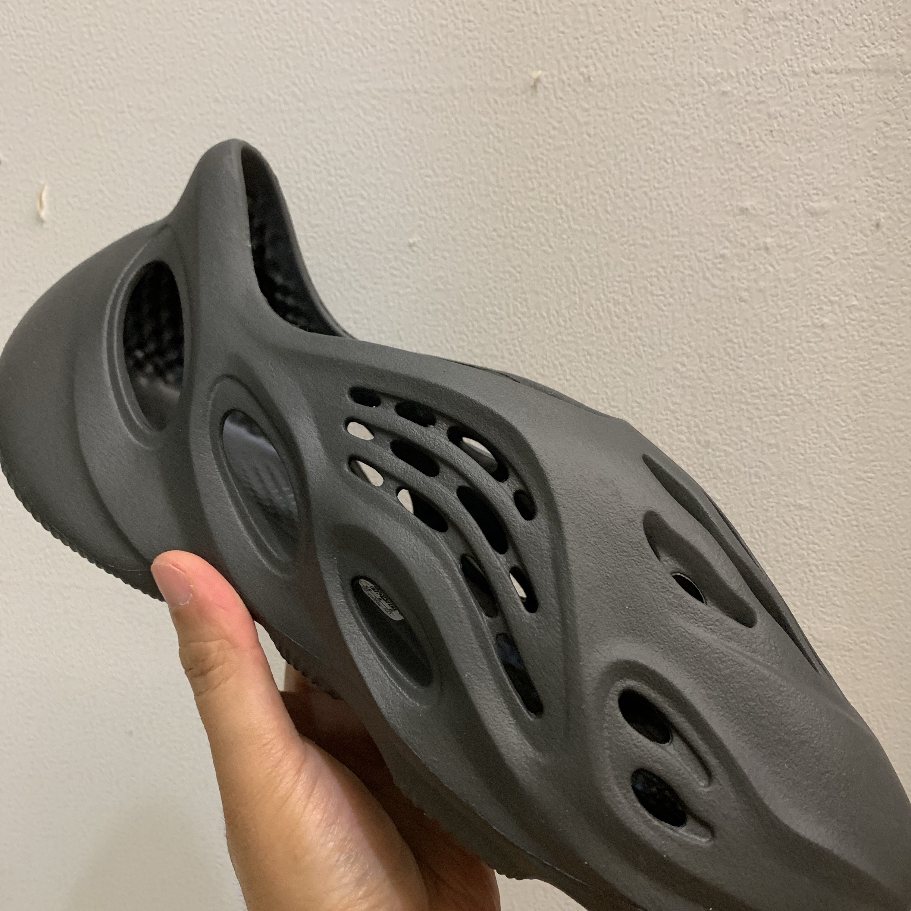 Adidas Yeezy Foam RNNR Carbon 착용 스타일
