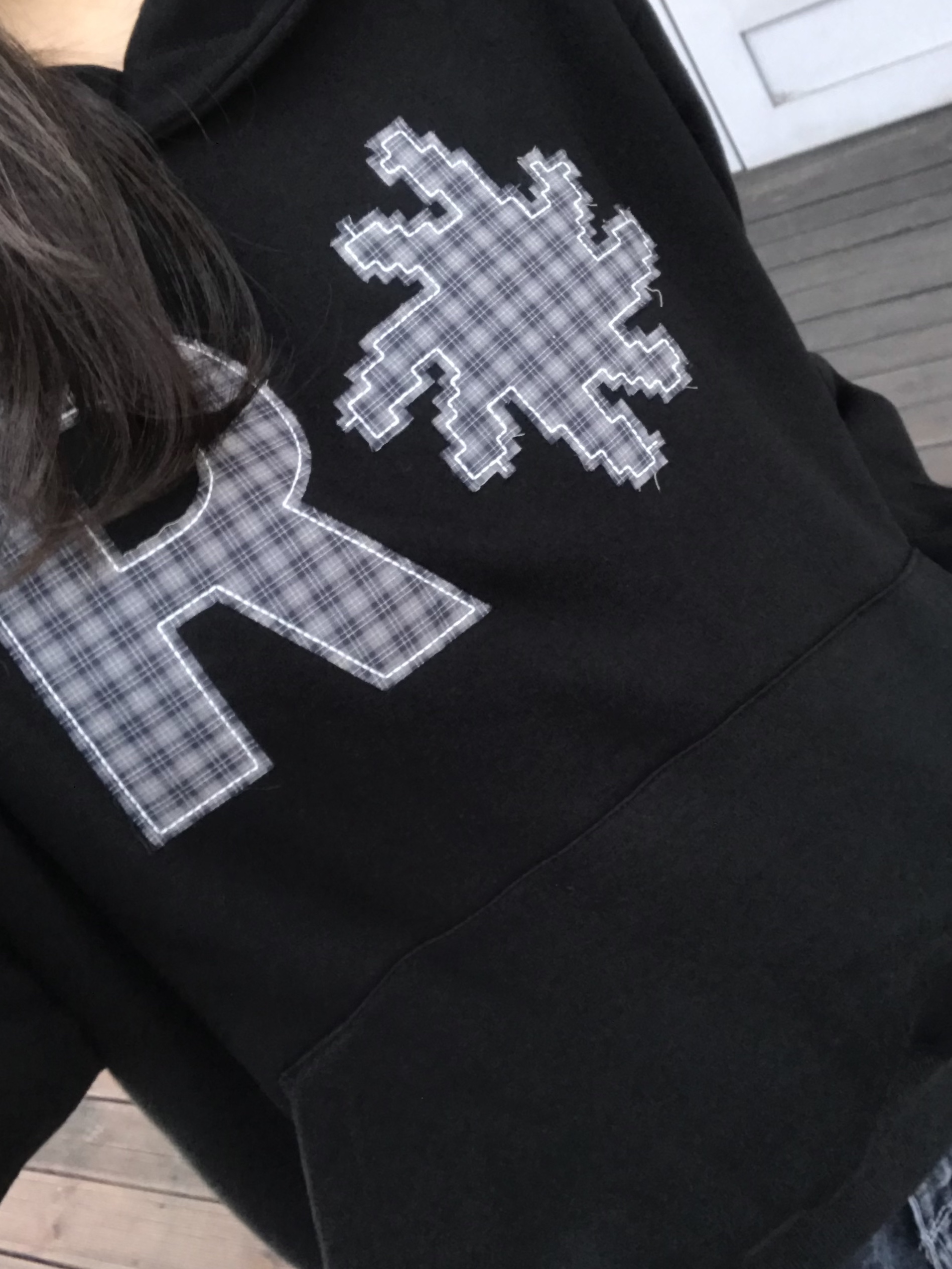 SLOW RECORD HOUSE Check Patch Hoodie Black 착용 스타일 - 6