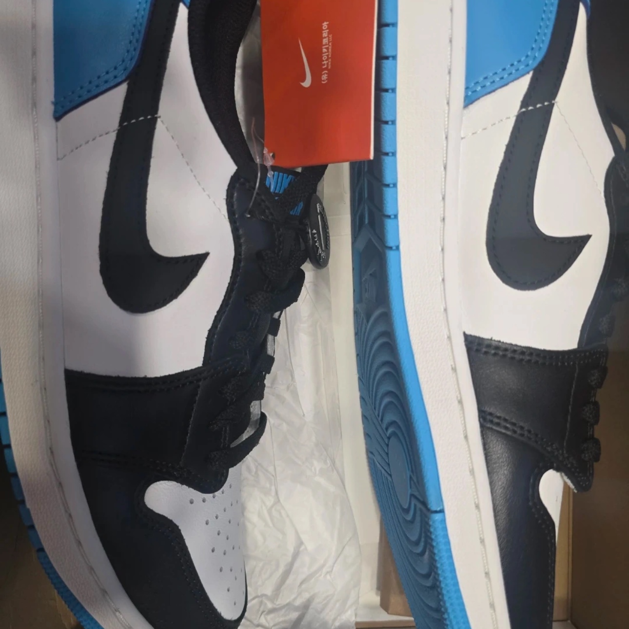 Jordan 1 Retro Low OG Black and Dark Powder Blue 착용 스타일