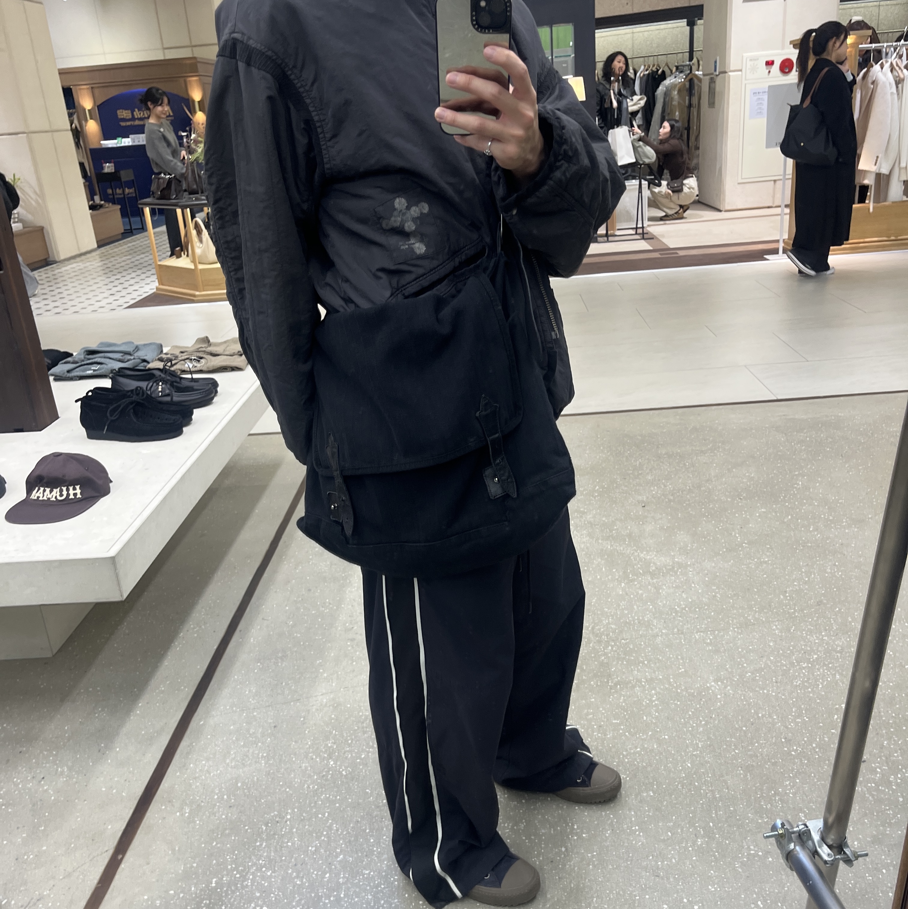 Polyteru Fleur Messenger Bag Striped Black 착용 스타일