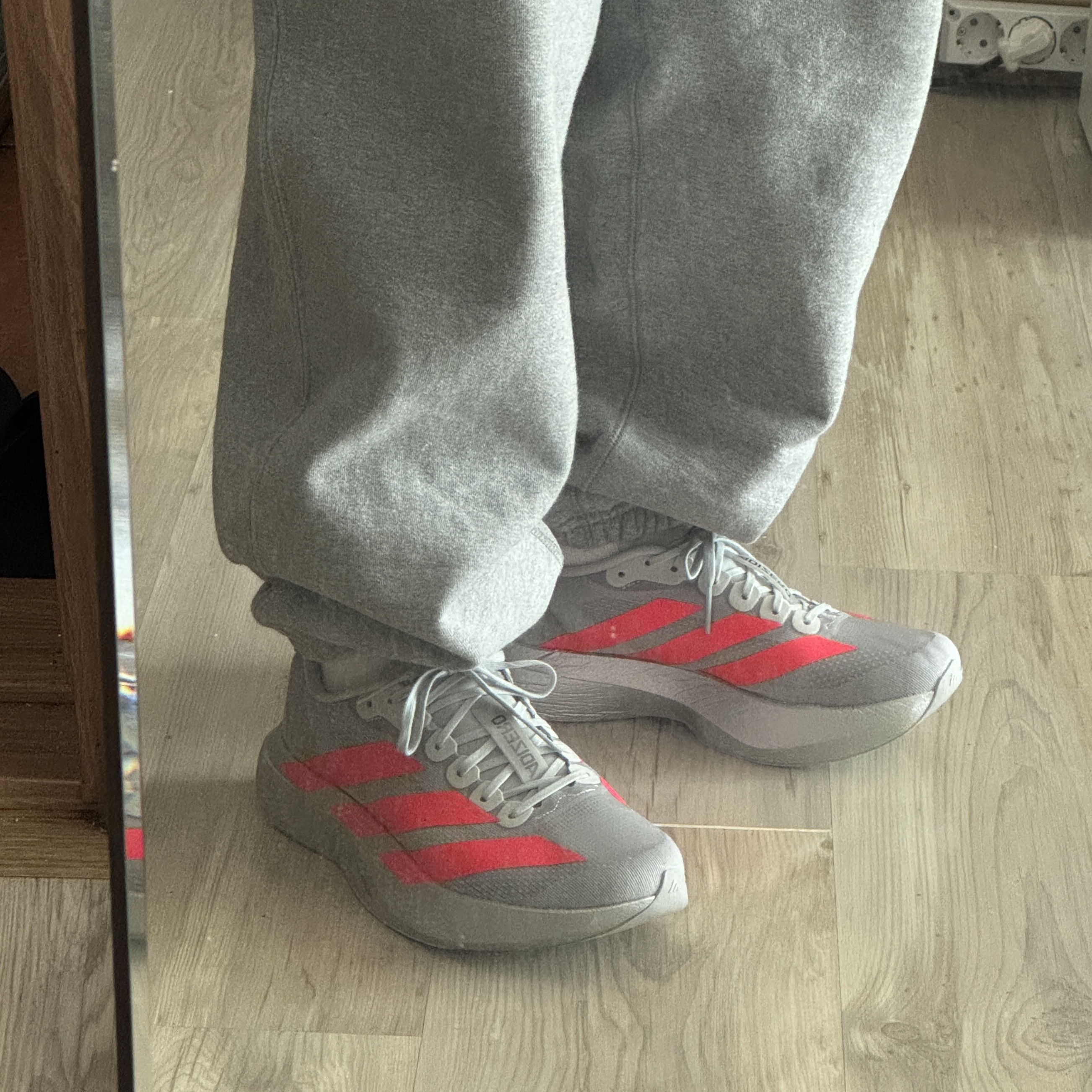 Adidas Adizero EVO SL Silver Metallic Lucid Red 착용 스타일 - 2