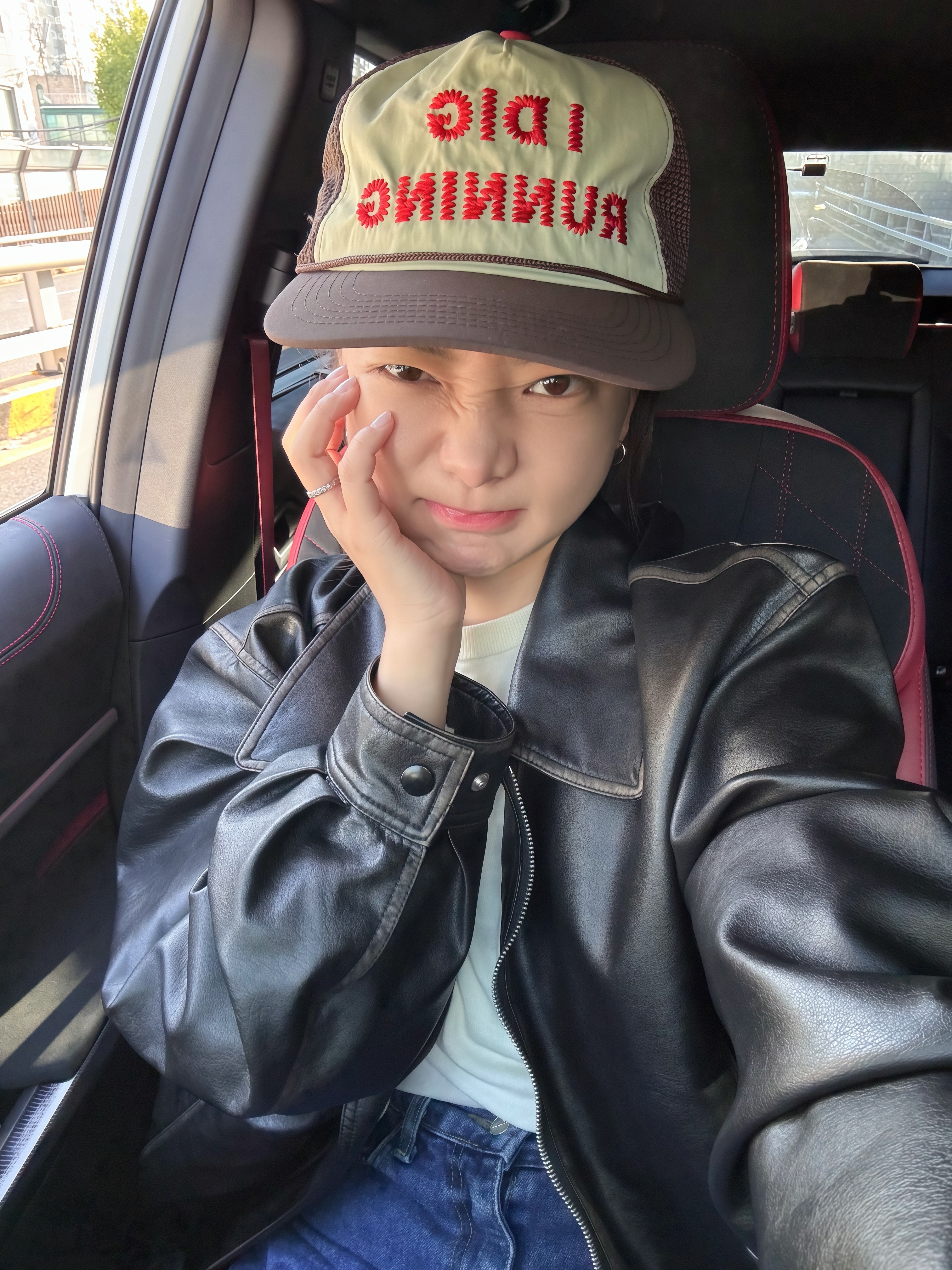 Alex Zono I Dig Running Trucker Hat OG Brown 착용 스타일