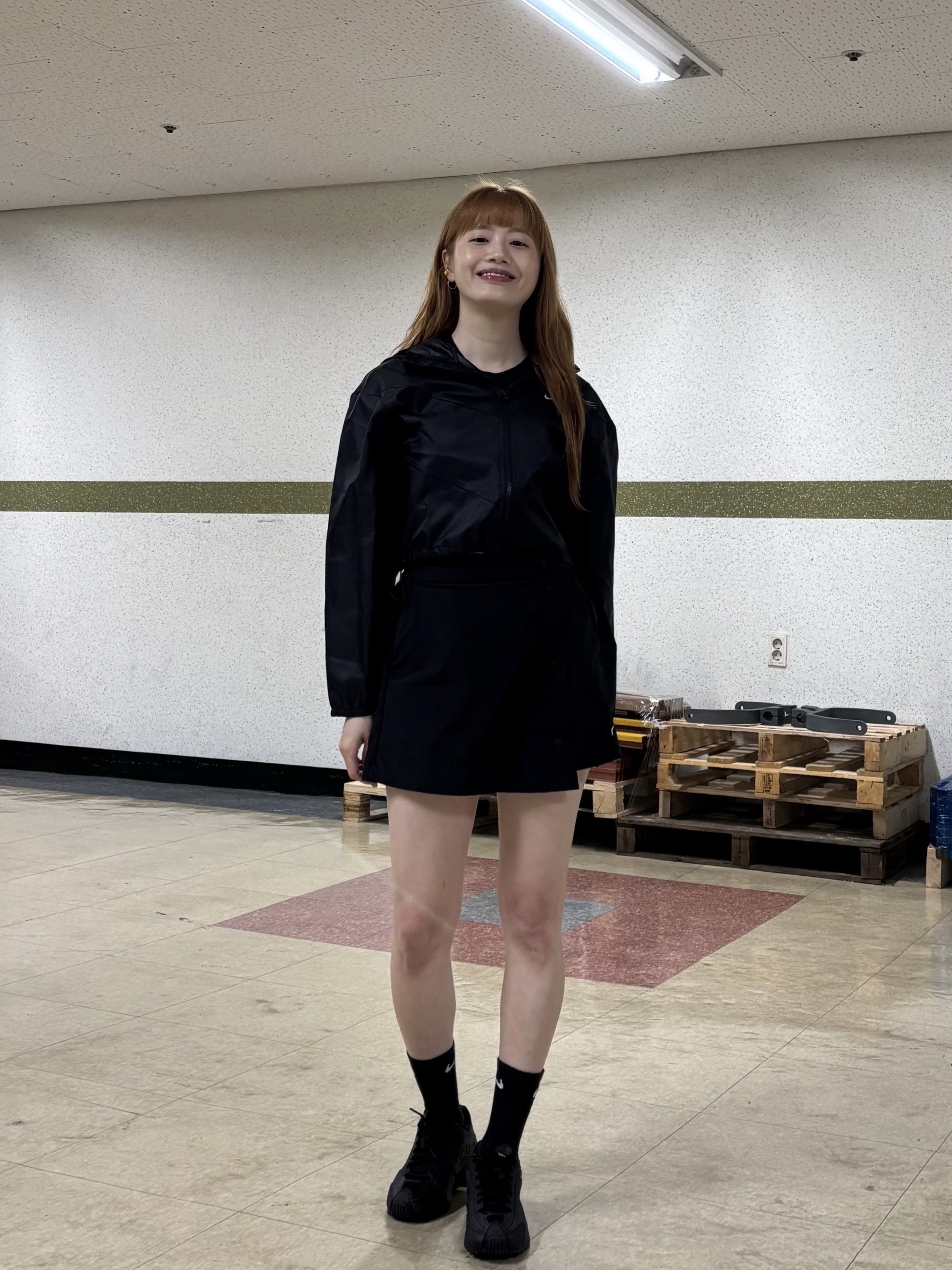(W) Nike Shox R4 Black, (W) Nike NSW Windrunner Loose Woven Hooded Jacket Black White - Asia 착용 스타일 - 2