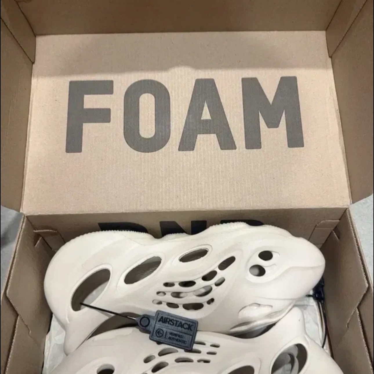 Adidas Yeezy Foam RNNR Sand 착용 스타일