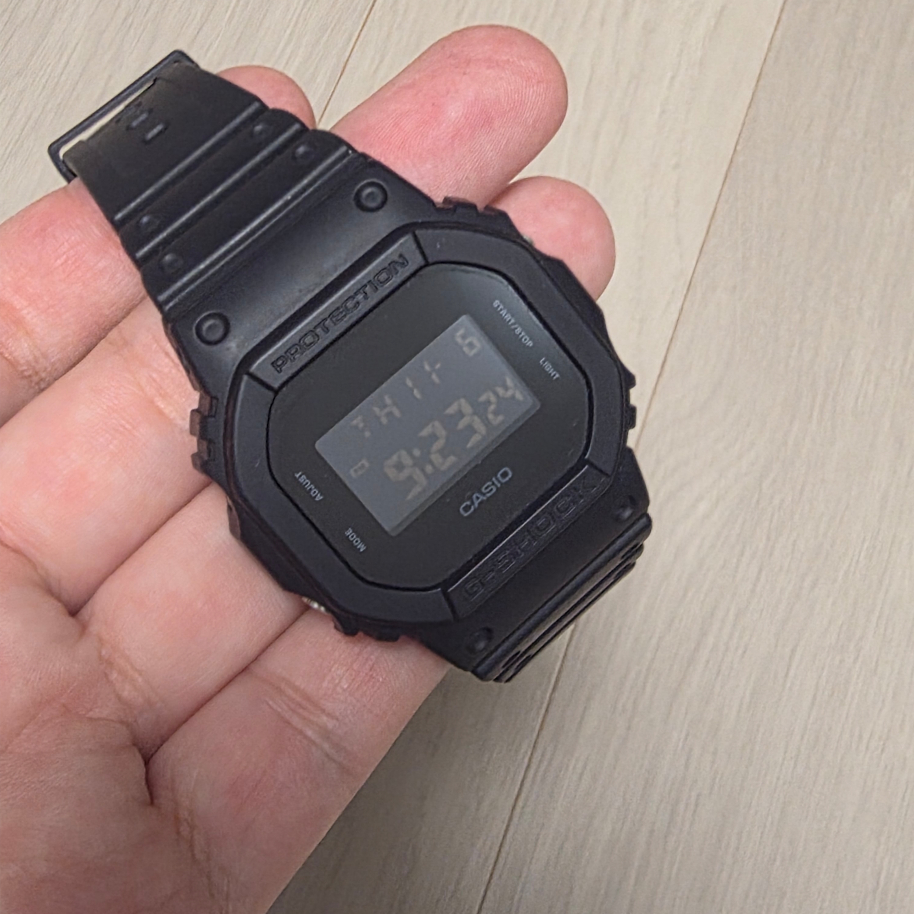 Casio G-Shock DW-5600BB-1 착용 스타일
