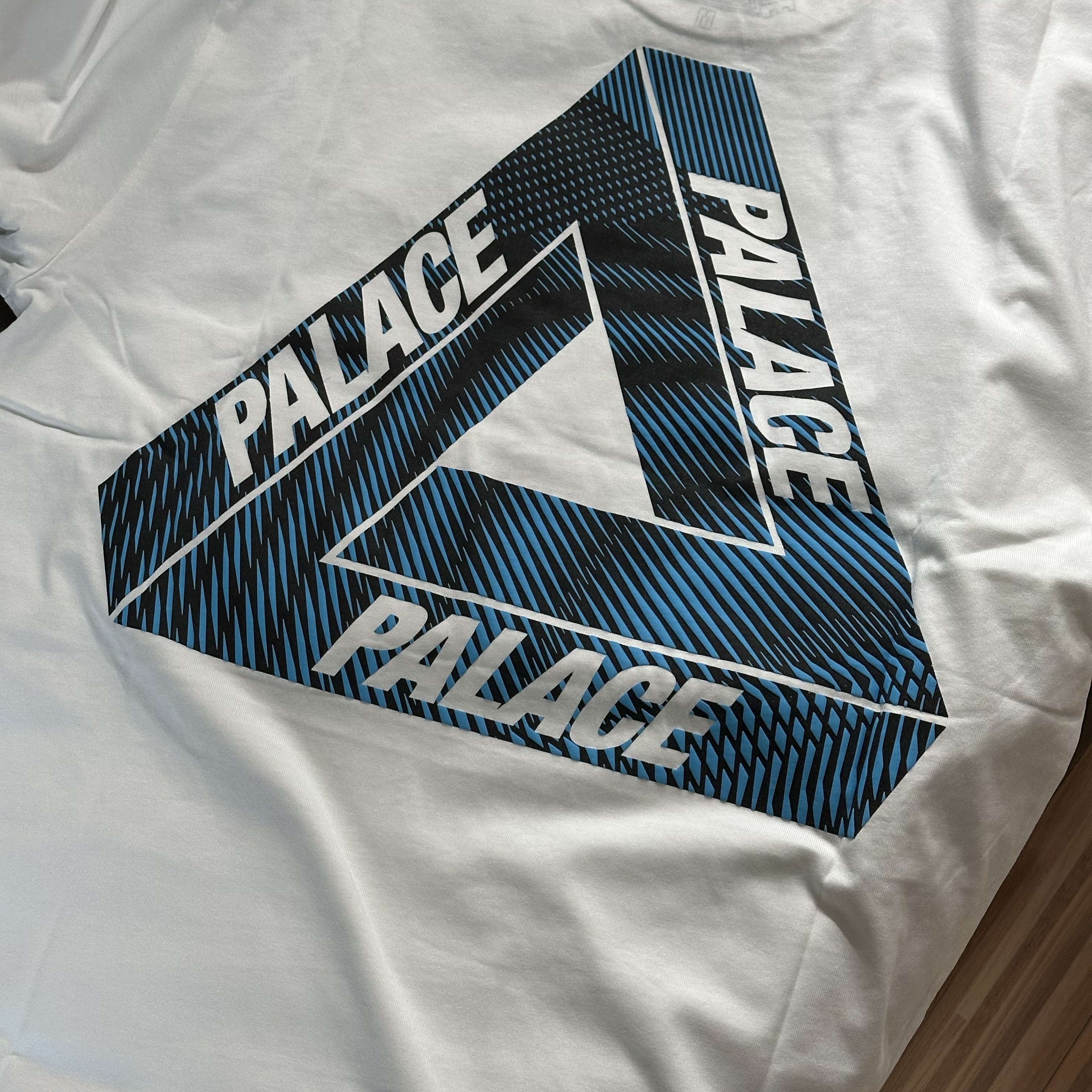 Palace Tri-Vex T-Shirt White Blue - 25SS 착용 스타일