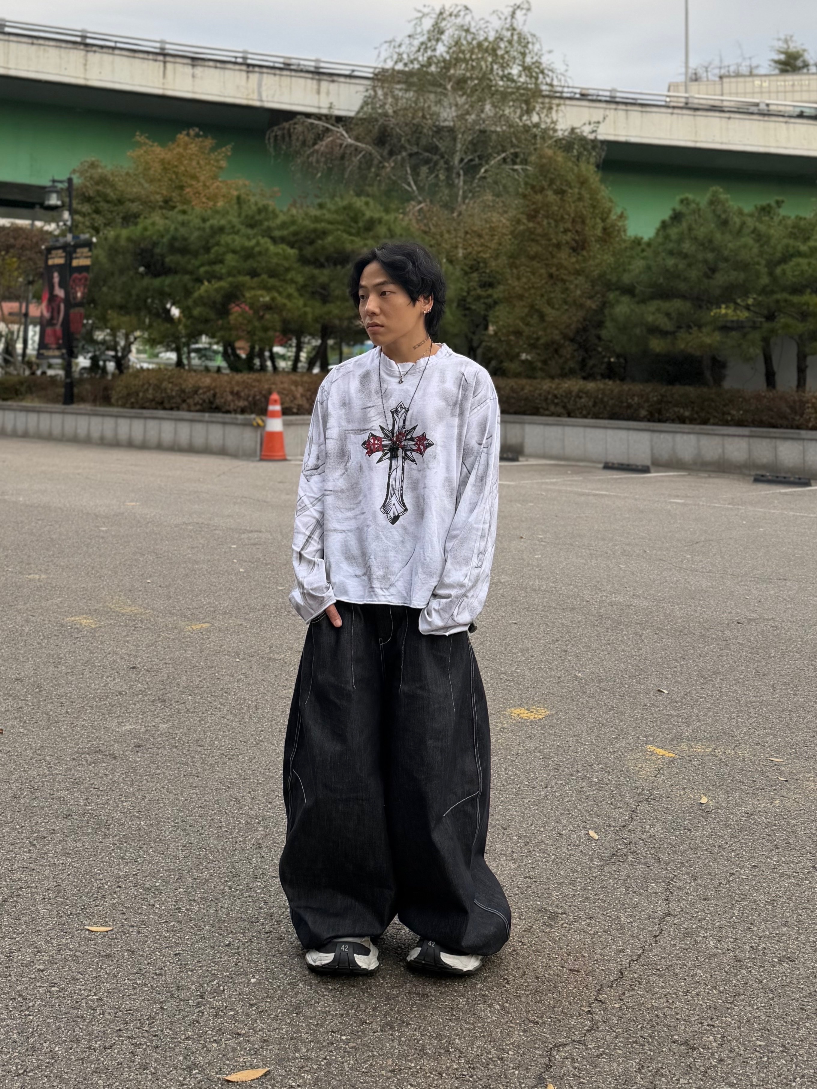 Balenciaga Cargo Sneakers White Grey 착용 스타일 - 4