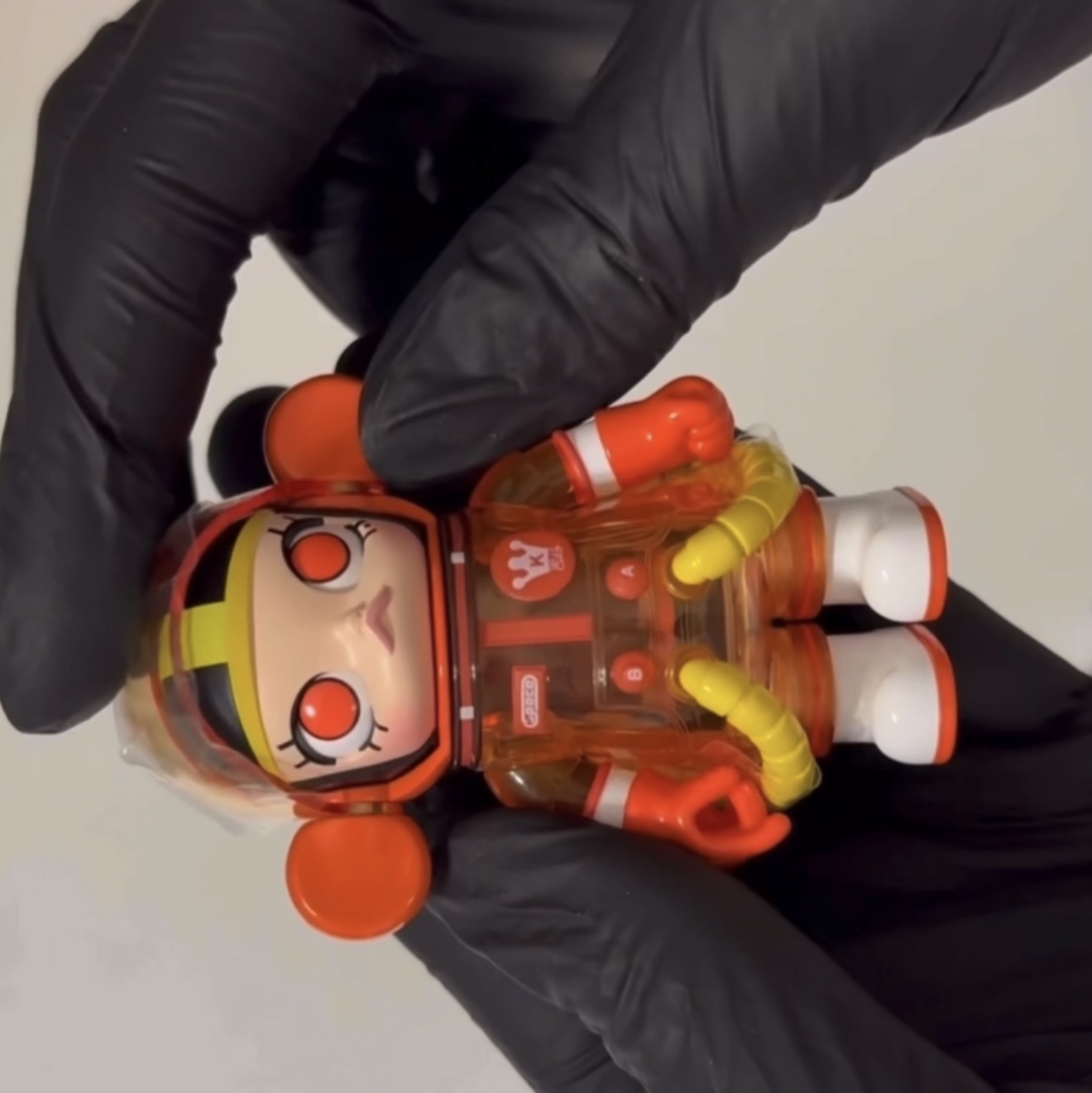 Pop Mart Mega Space Molly 100% Series4 Orange Juice (Opened Case) 착용 스타일