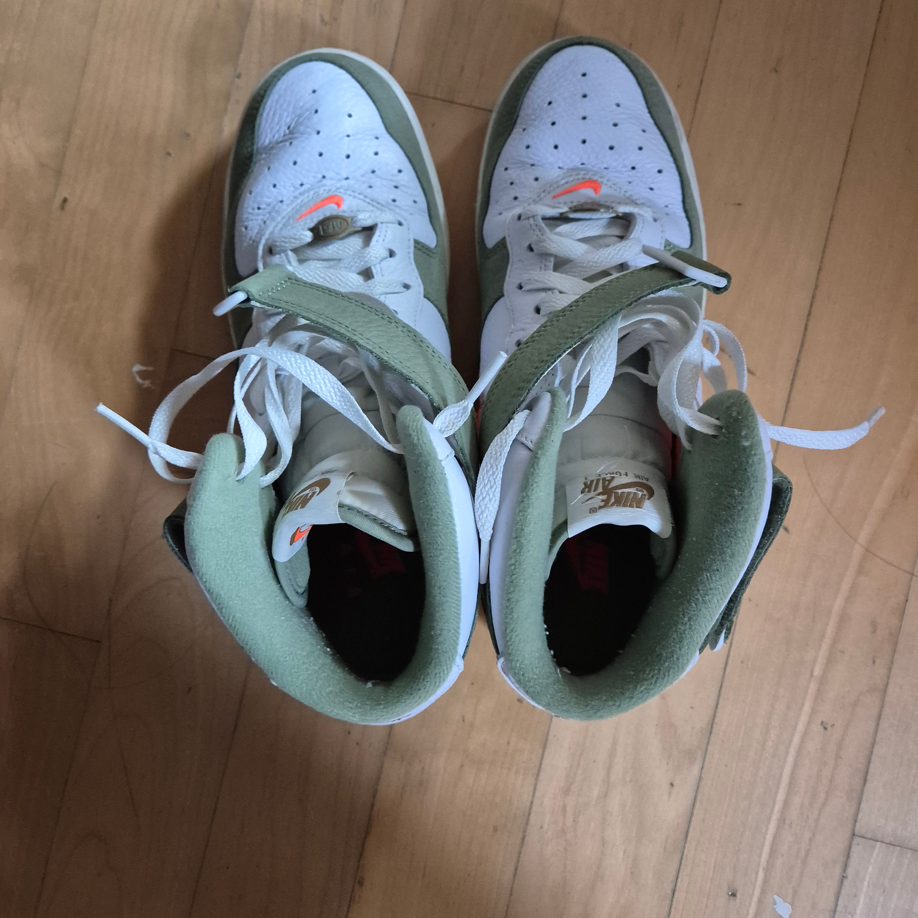 Nike Air Force 1 Mid '07 QS Olive Green and Total Orange 착용 스타일