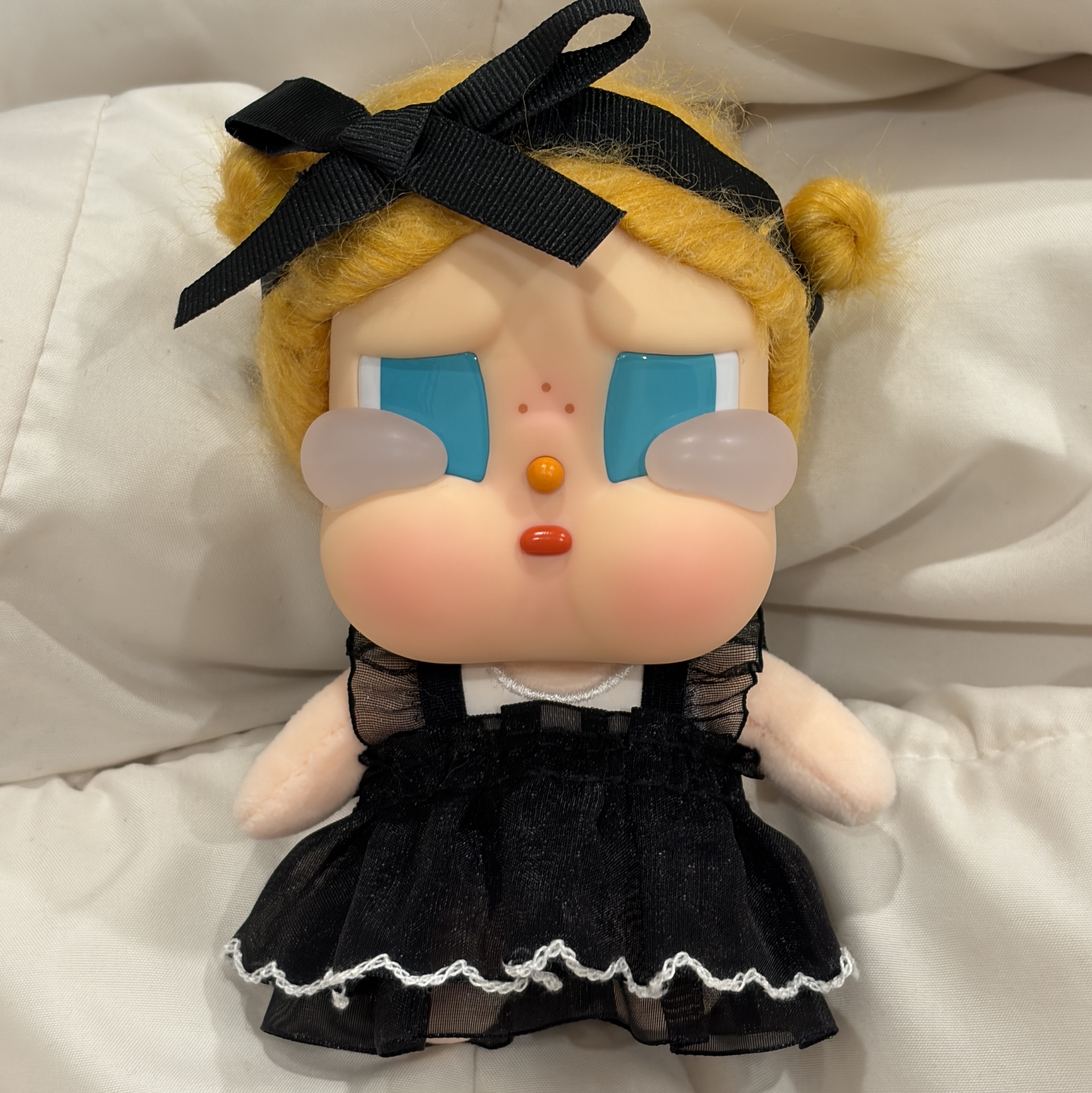 Pop Mart Crybaby Vacation Mode On Series Vinyl Plush Pendant Glug-Glug (Opened Case), Pop Mart Twinkle Twinkle Sweet Dreams Forecast Series Plush Pendant Lucky Strike (Opened Case) 착용 스타일 - 1