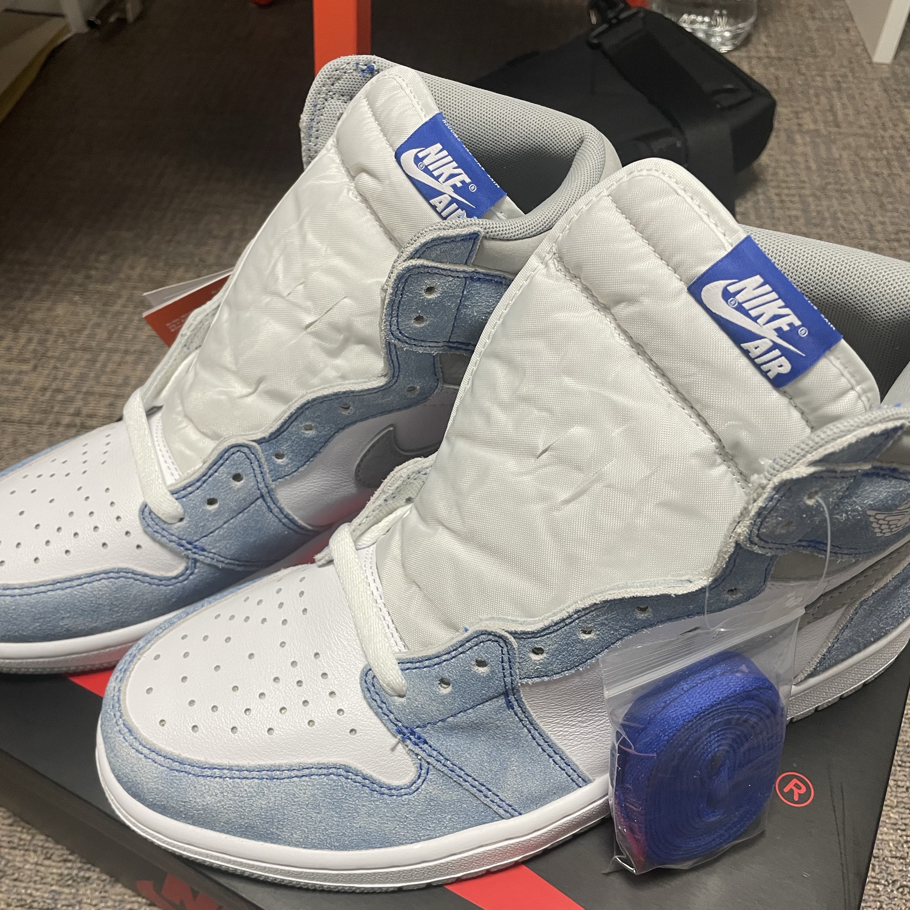 Jordan 1 Retro High OG Hyper Royal 착용 스타일