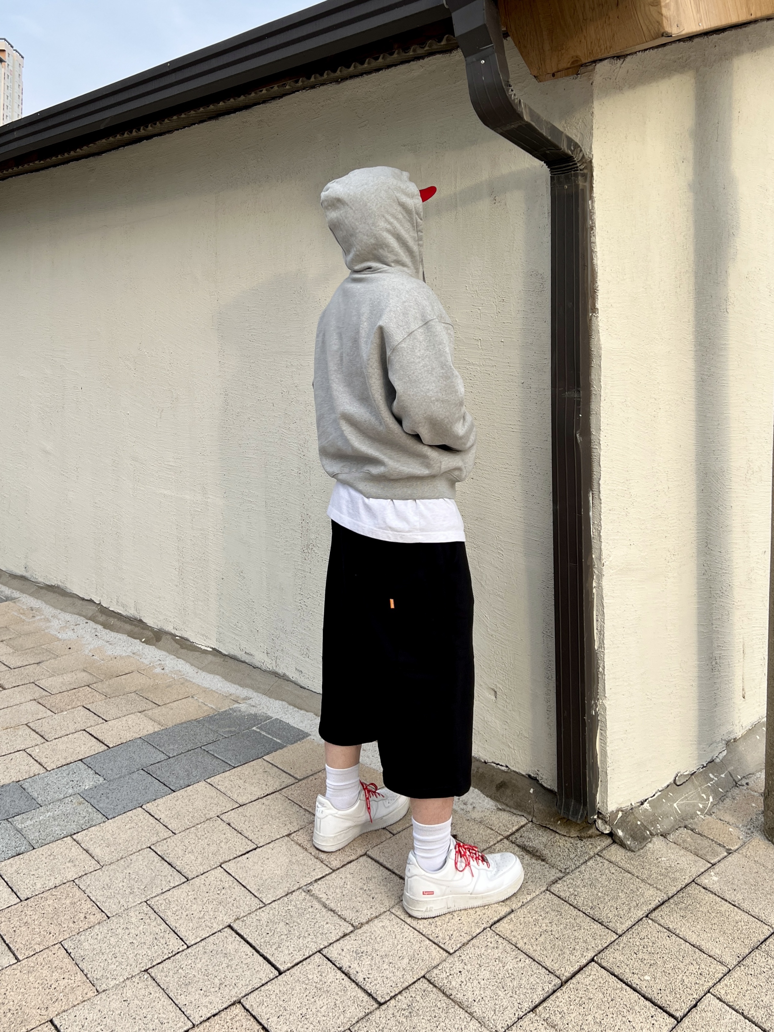 Nike x Supreme Air Force 1 Low White, Stussy Mid-Depth Big Stock Snapback Chocolate 착용 스타일 - 3