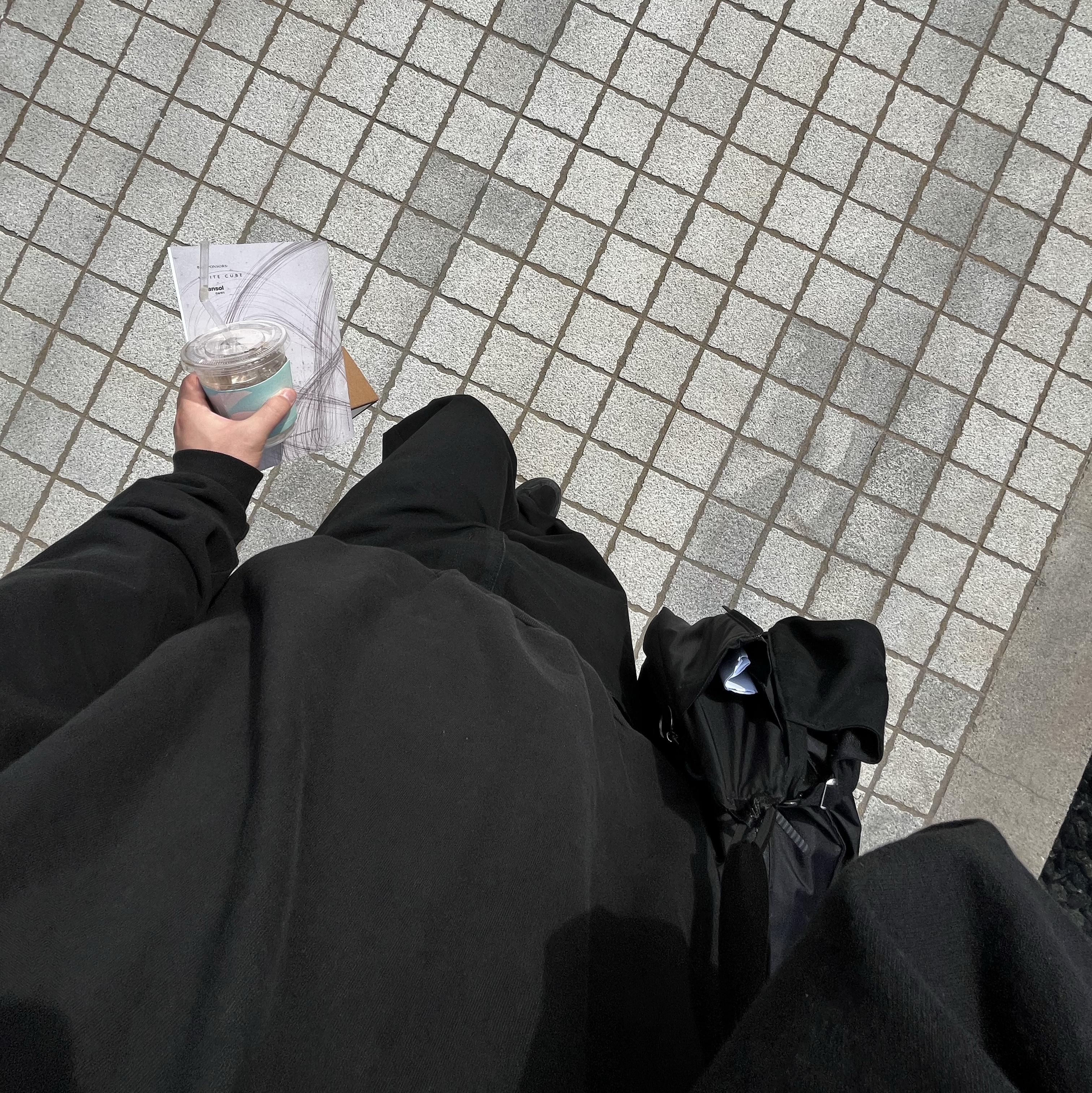 Yeezy x Gosha Rubchinskiy YZY Black Dogs Hoodie Black, Asics Jog 100 2 Black 착용 스타일 - 2