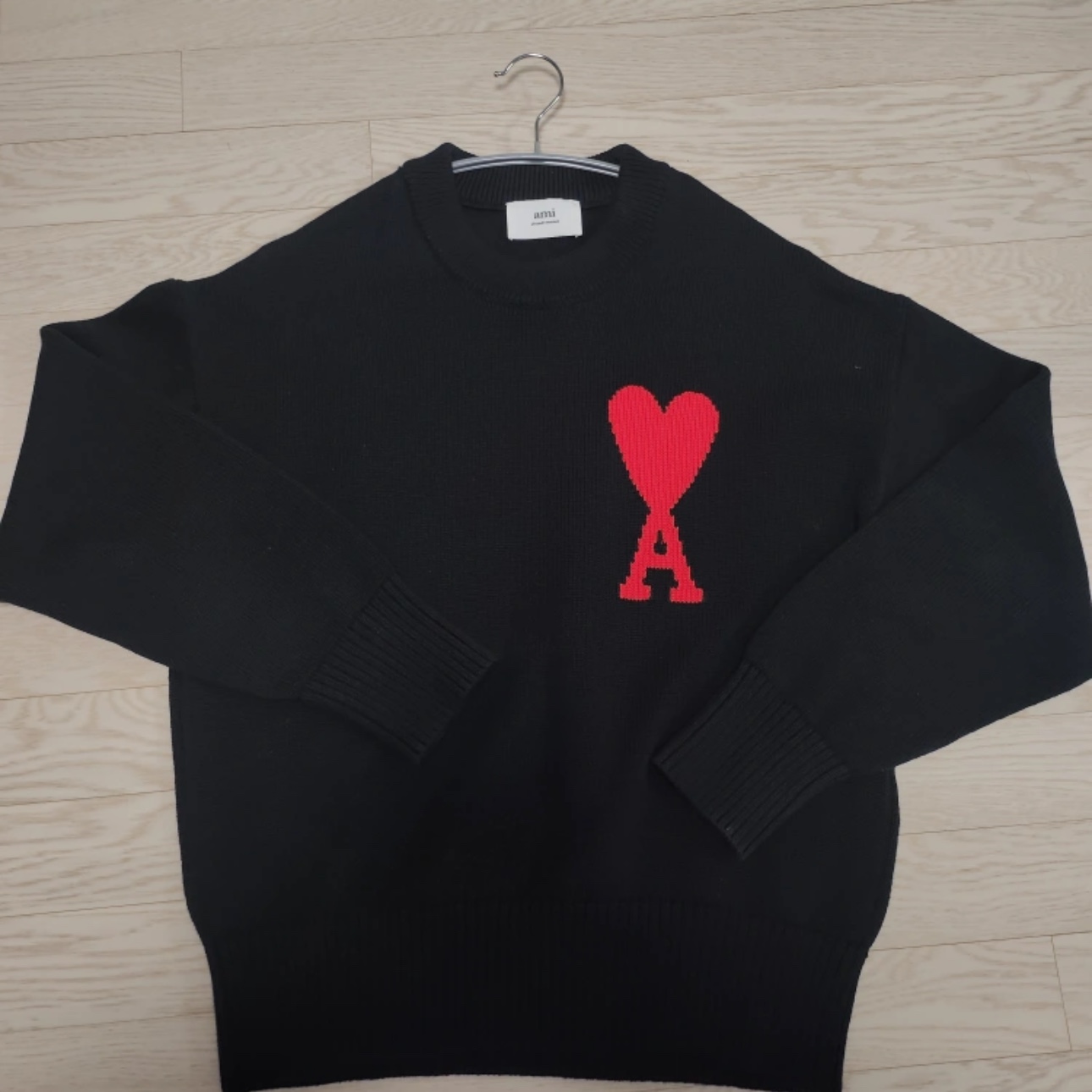 AMI de Coeur Oversize Intarsia Sweater Black Red 착용 스타일