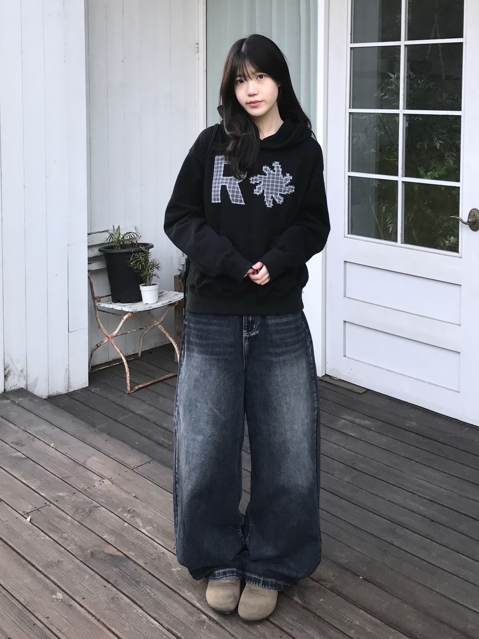 SLOW RECORD HOUSE Check Patch Hoodie Black 착용 스타일 - 3