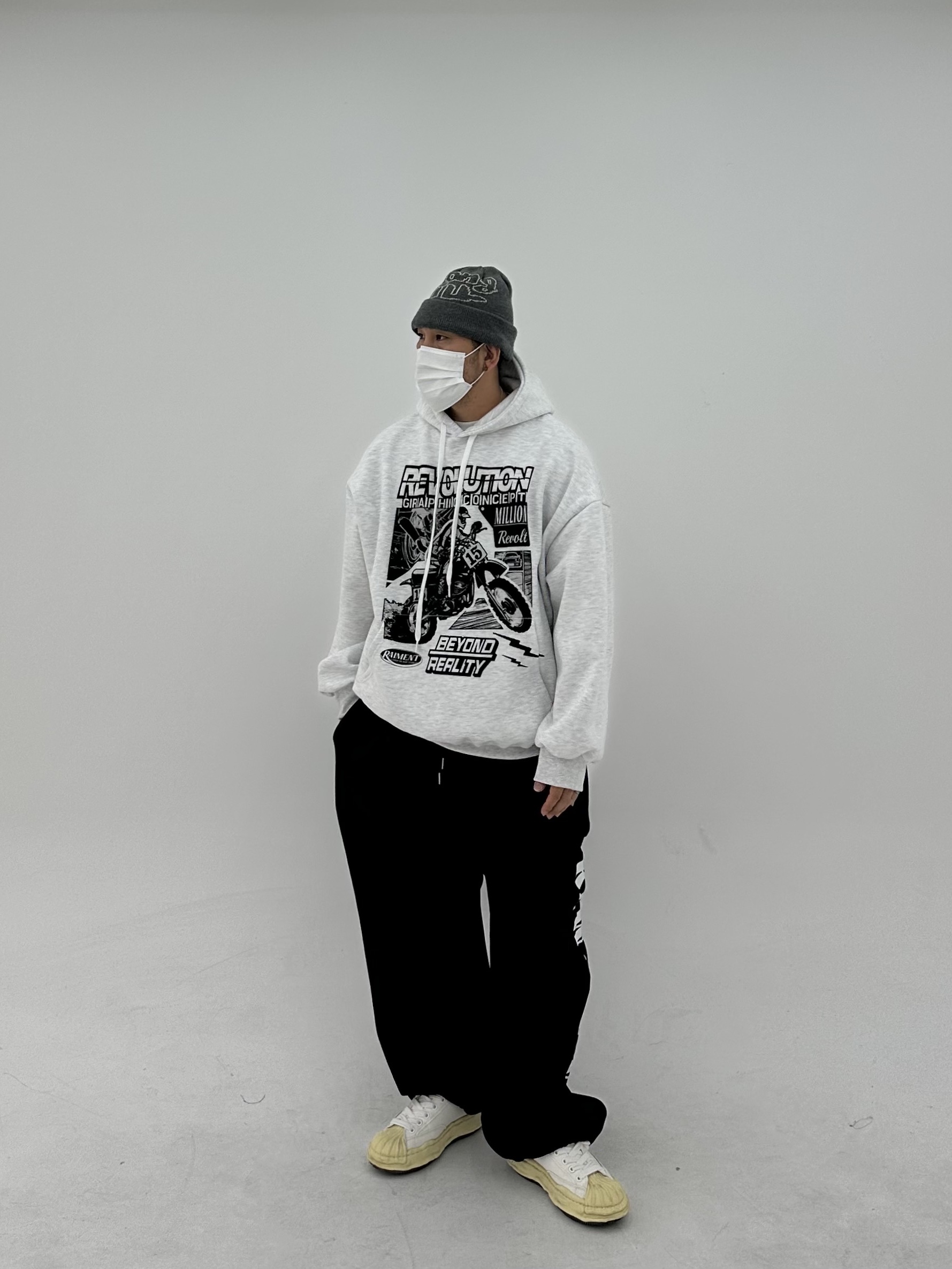 Maison Mihara Yasuhiro Blakey VL OG Sole Canvas Low-top Sneakers White 착용 스타일 - 1