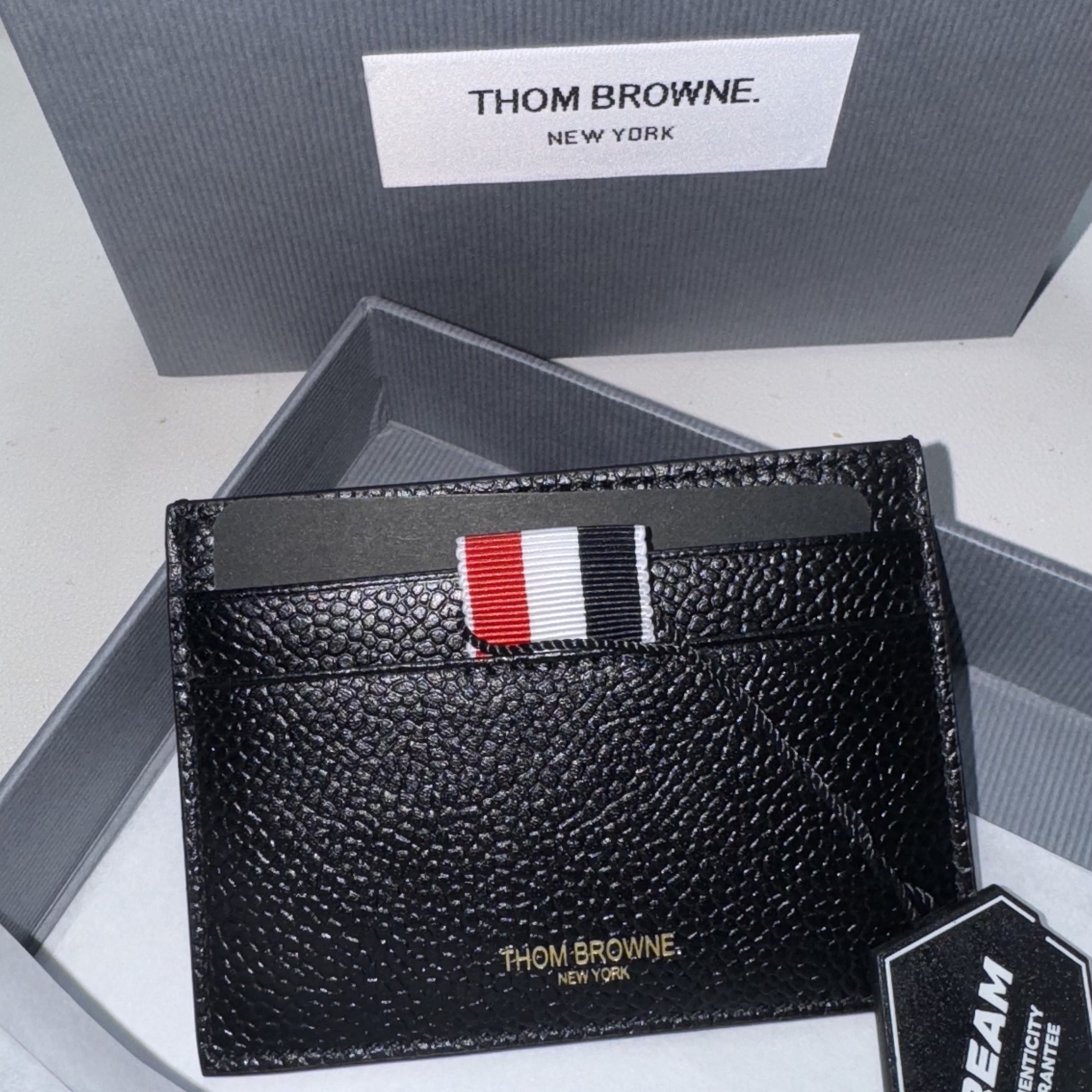 Thom Browne Pebble Grain Leather Stripe Single Card Holder Black 착용 스타일 - 2