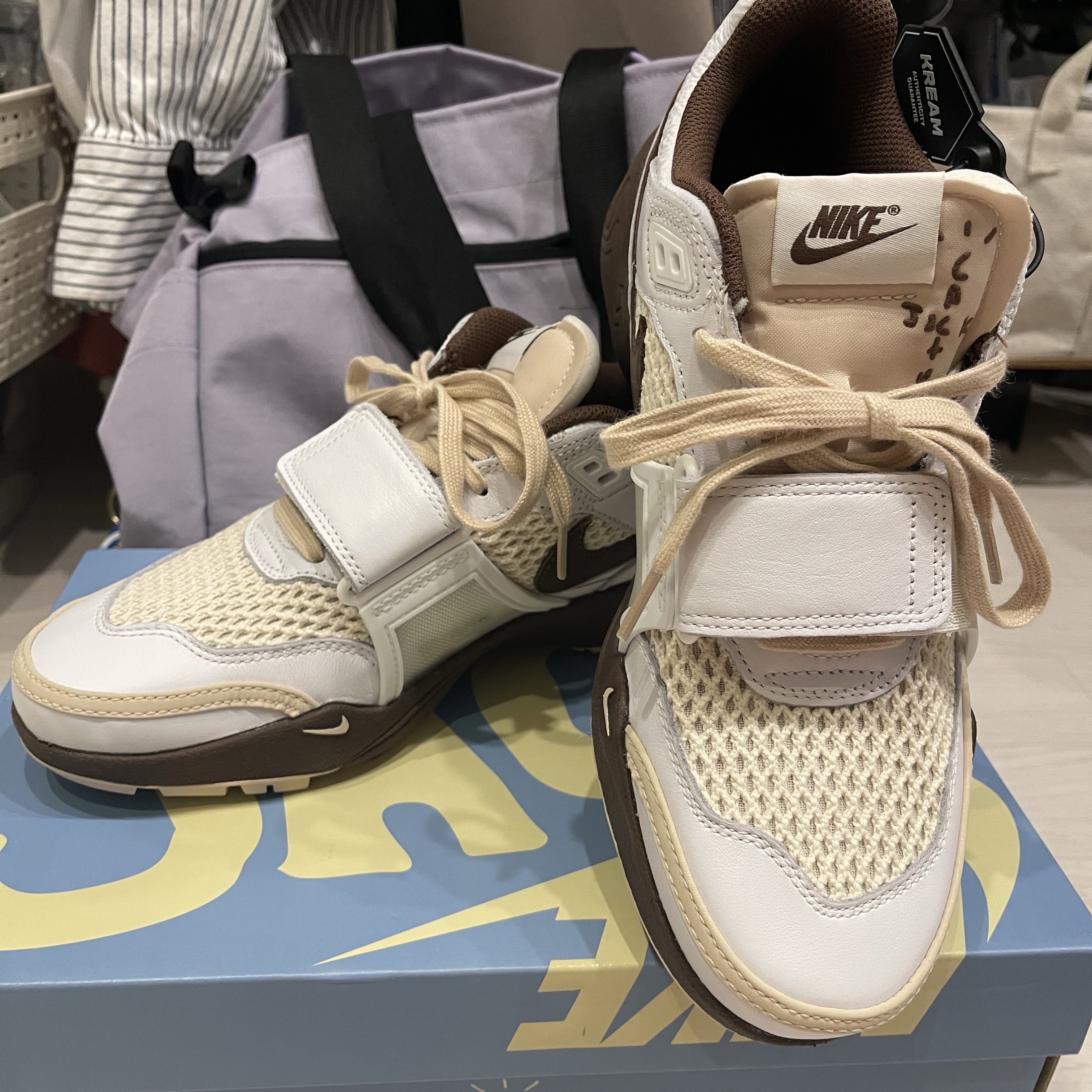 Nike x Travis Scott Zoom Field Jaxx White and Light Chocolate 착용 스타일 - 1