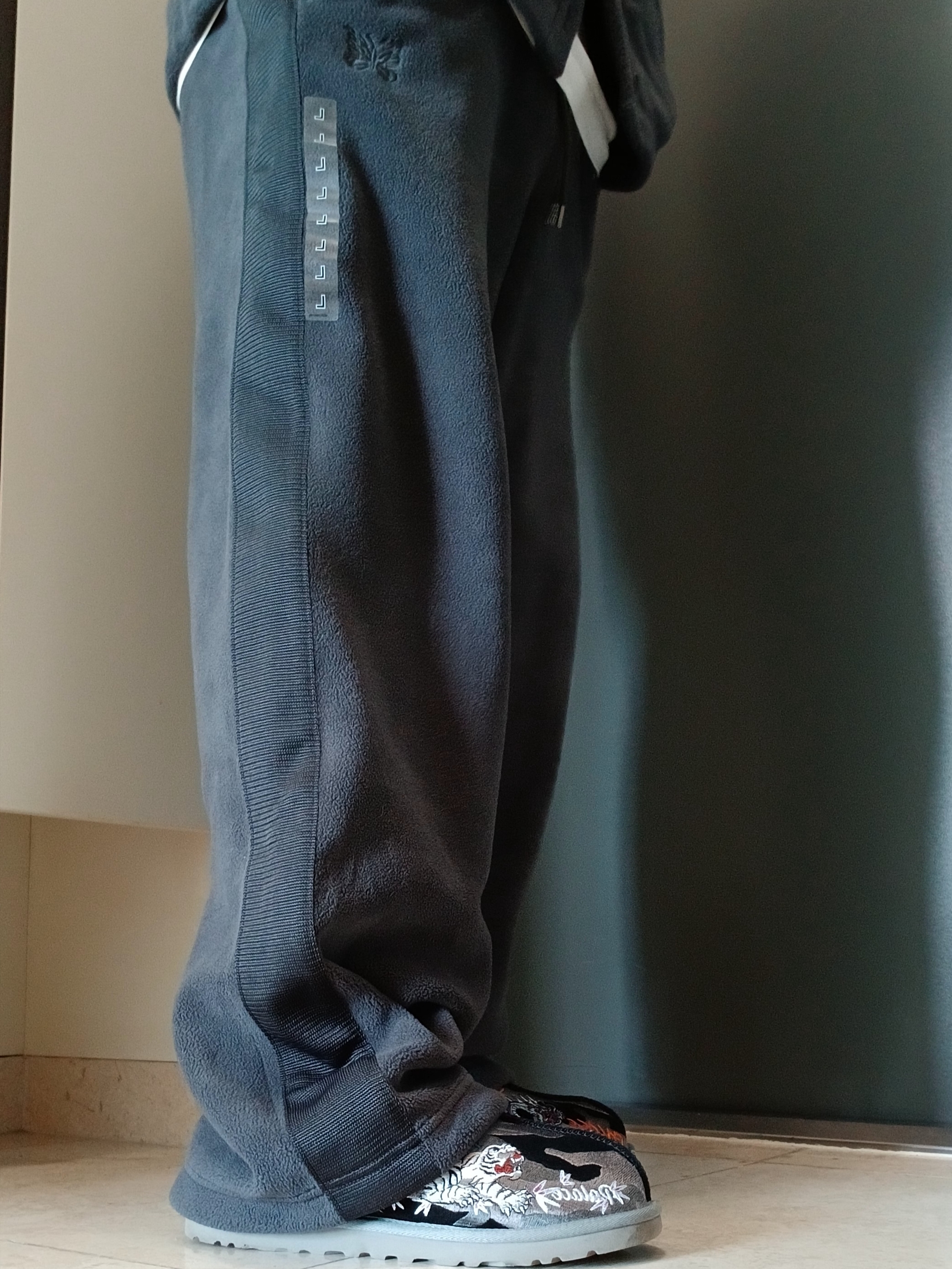Uniqlo x Needles Fleece Wide Pants Dark Gray - KR, UGG x Palace Tasman Slipper Black Camo 착용 스타일 - 1