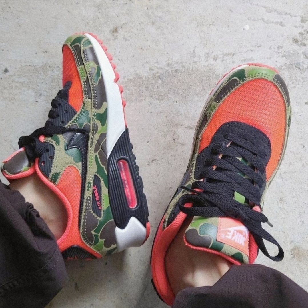Nike Air Max 90 SP Dark Sage and Solar Red 착용 스타일