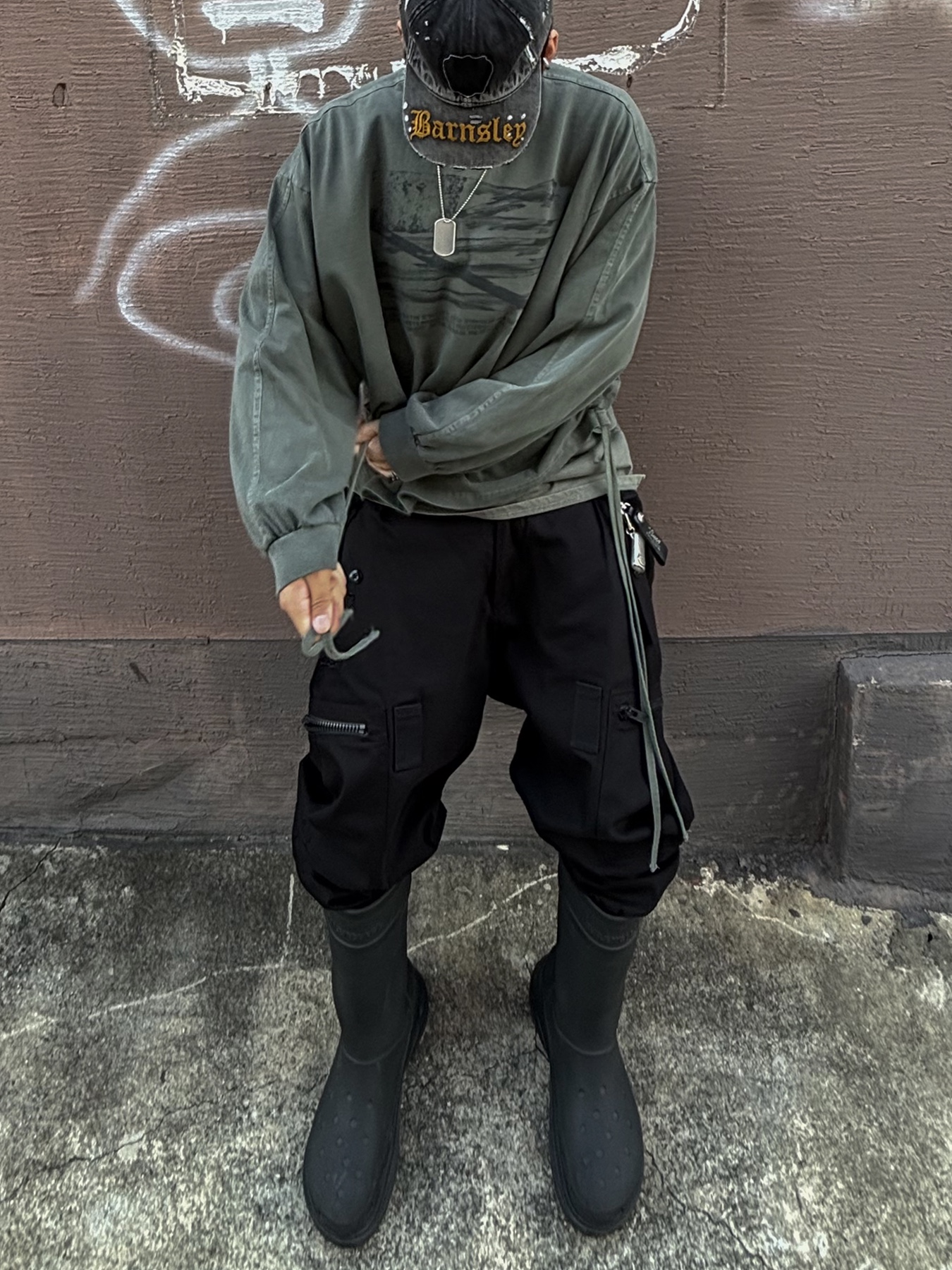 Wapworks Wp Military Shirring Crop Crewneck Khaki, Wapworks Arctic Suspender Pants Black 착용 스타일 - 2
