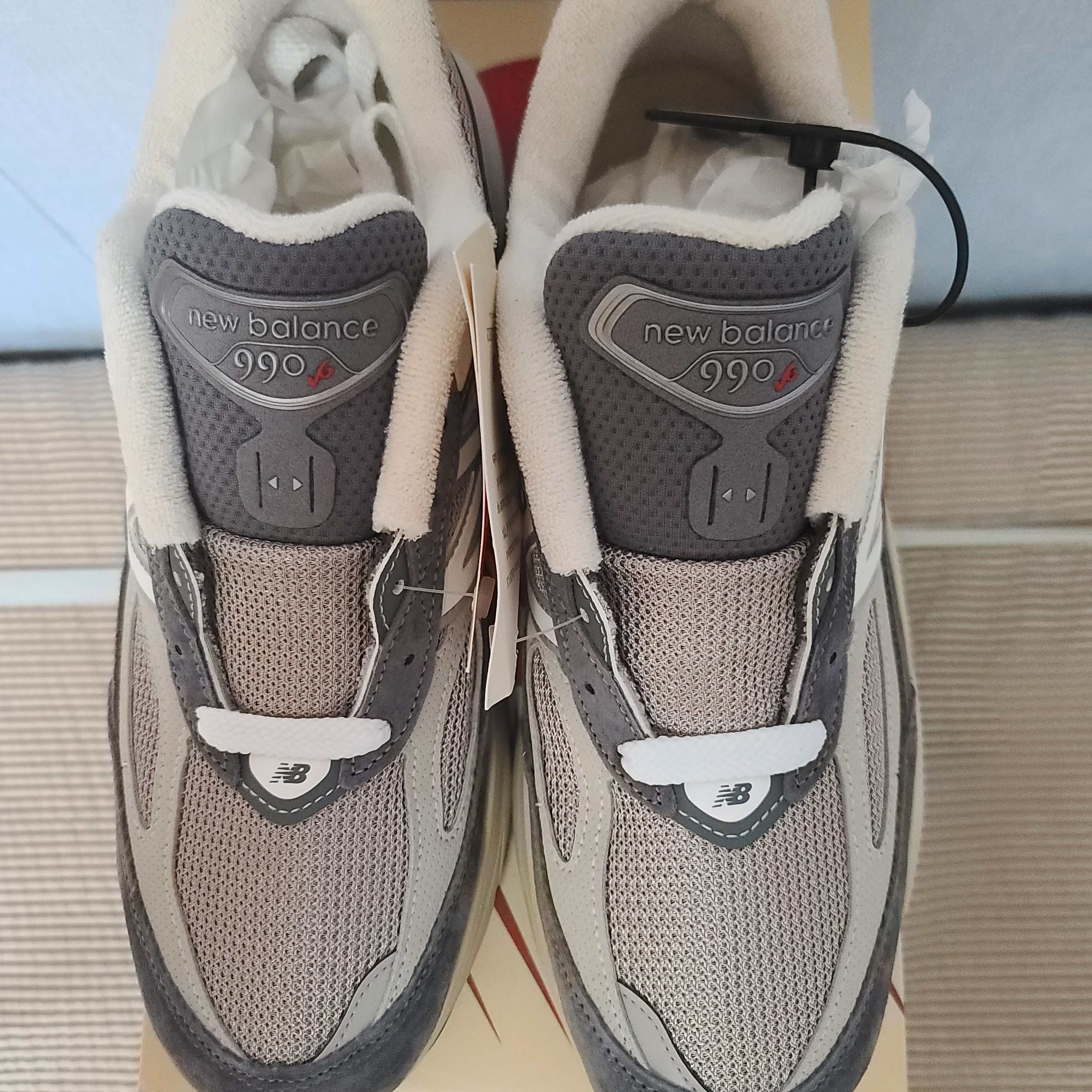 New Balance 990v6 Made in USA Castlerock Moonrock 착용 스타일 - 1
