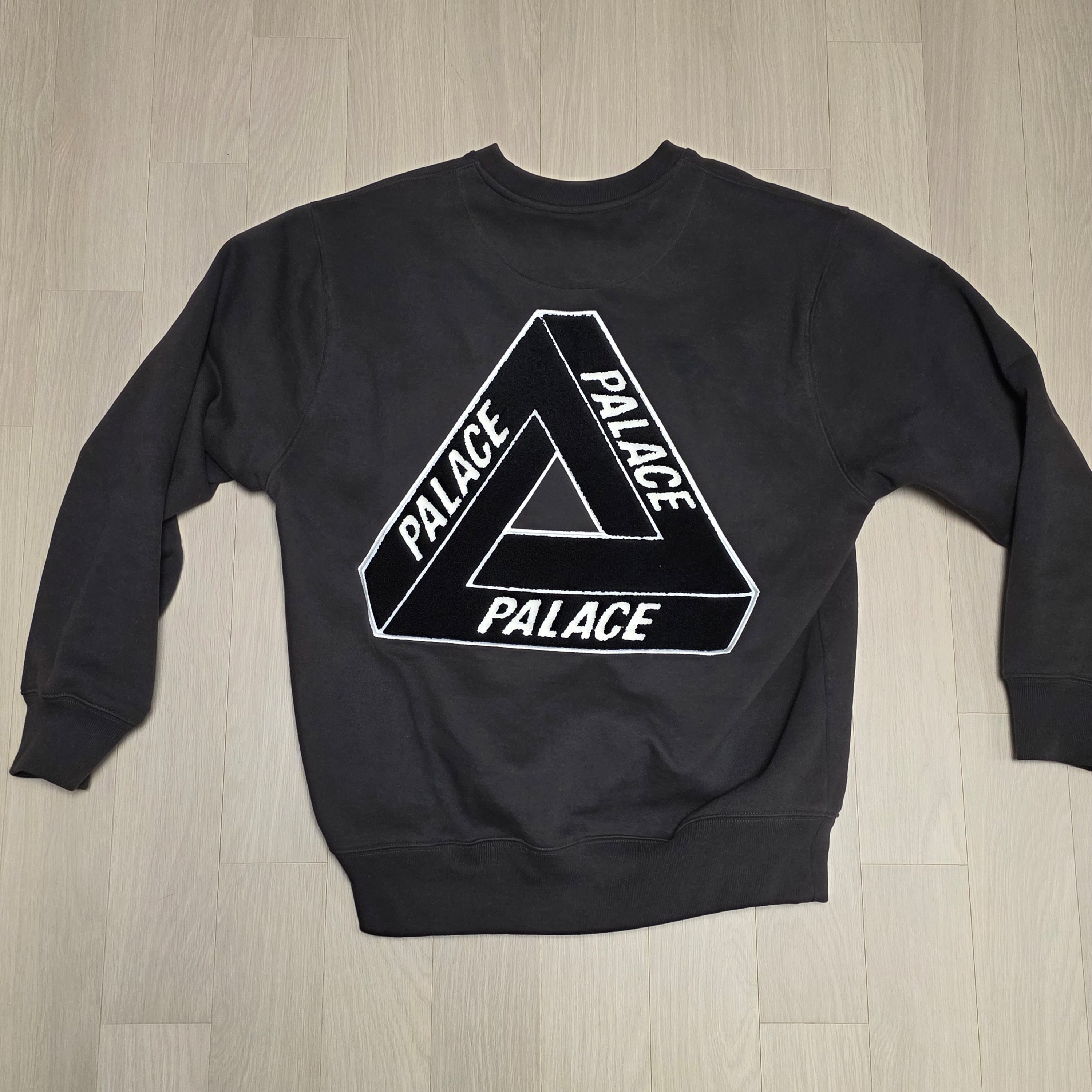 Palace Chenille Tri-Ferg Crew Black - 24FW 착용 스타일