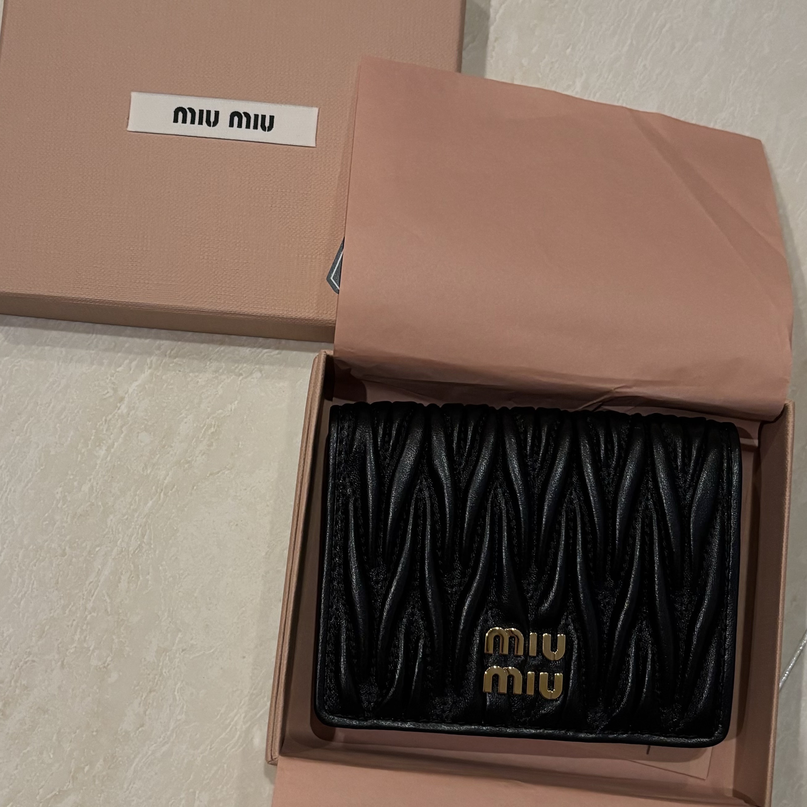 Miu Miu Matelasse Nappa Leather Wallet Black 착용 스타일 - 2