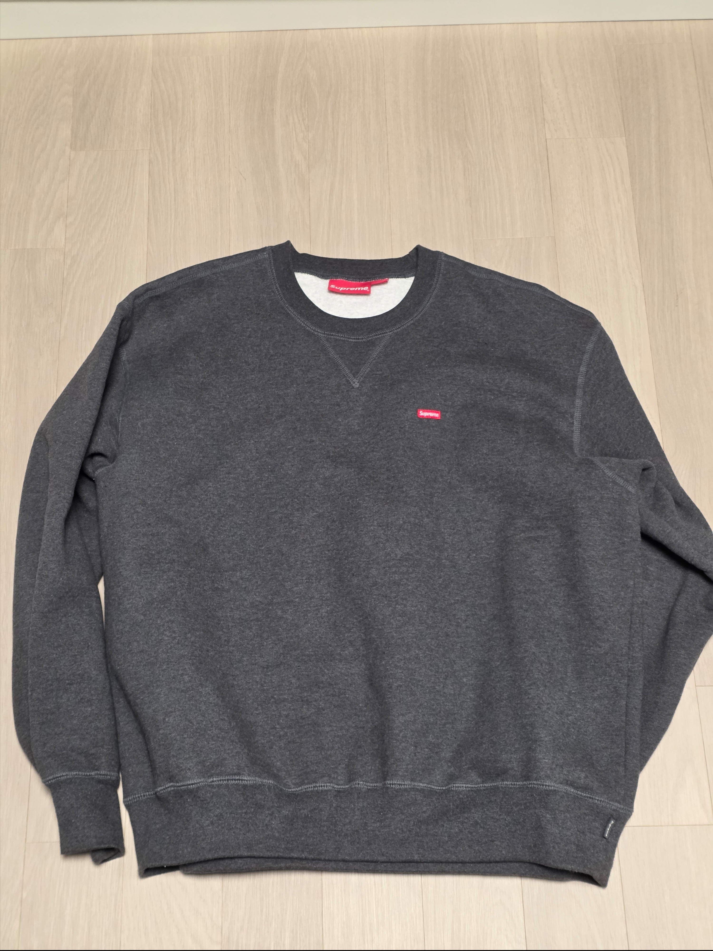 Supreme Small Box Crewneck Charcoal - 23FW 착용 스타일