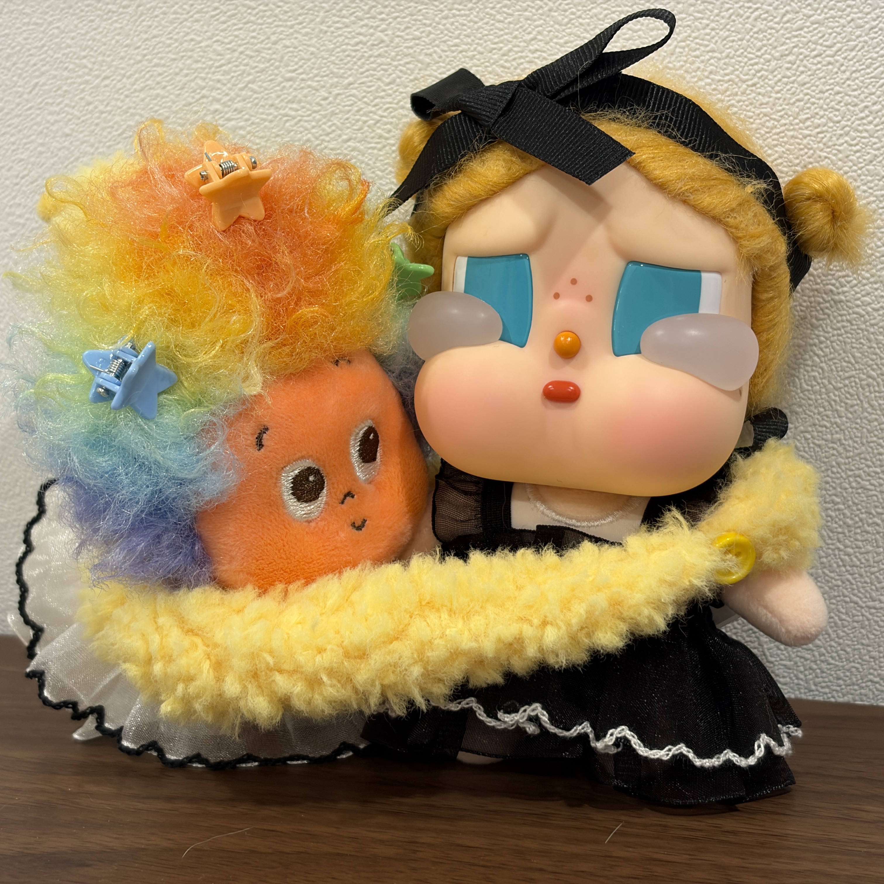 Pop Mart Crybaby Vacation Mode On Series Vinyl Plush Pendant Glug-Glug (Opened Case), Pop Mart Twinkle Twinkle Sweet Dreams Forecast Series Plush Pendant Lucky Strike (Opened Case) 착용 스타일 - 2