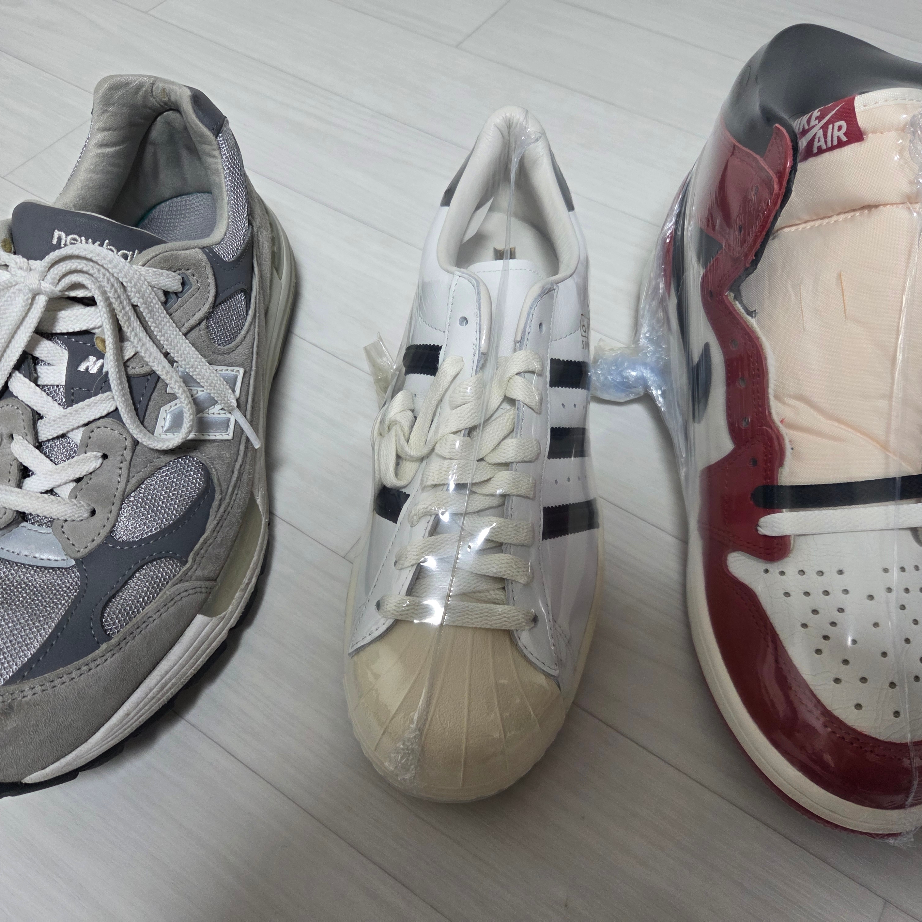 Jordan 1 Retro High OG Chicago 2022, Adidas Superstar Vintage Made in Germany Core White Core Black 착용 스타일