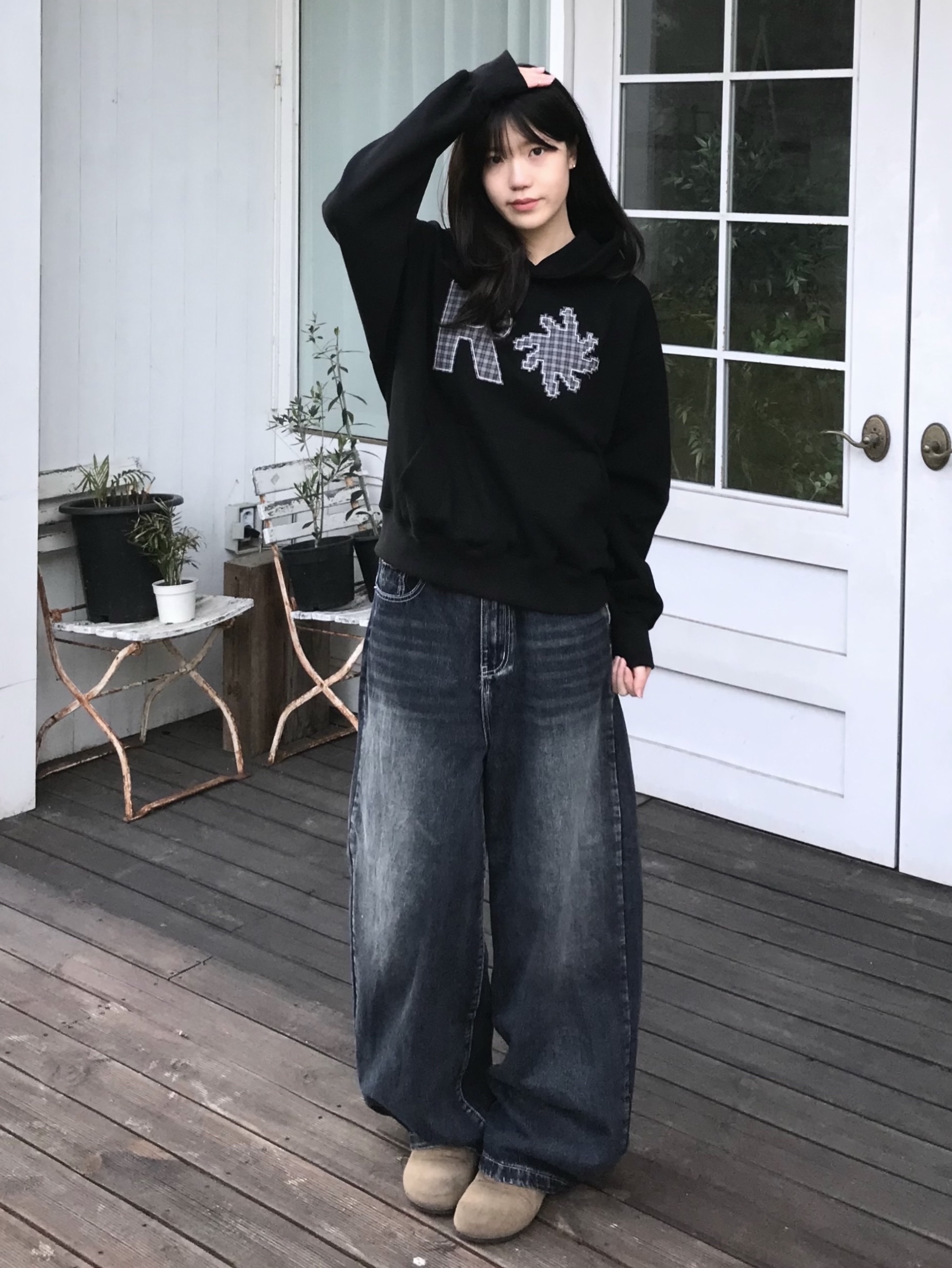 SLOW RECORD HOUSE Check Patch Hoodie Black 착용 스타일 - 4