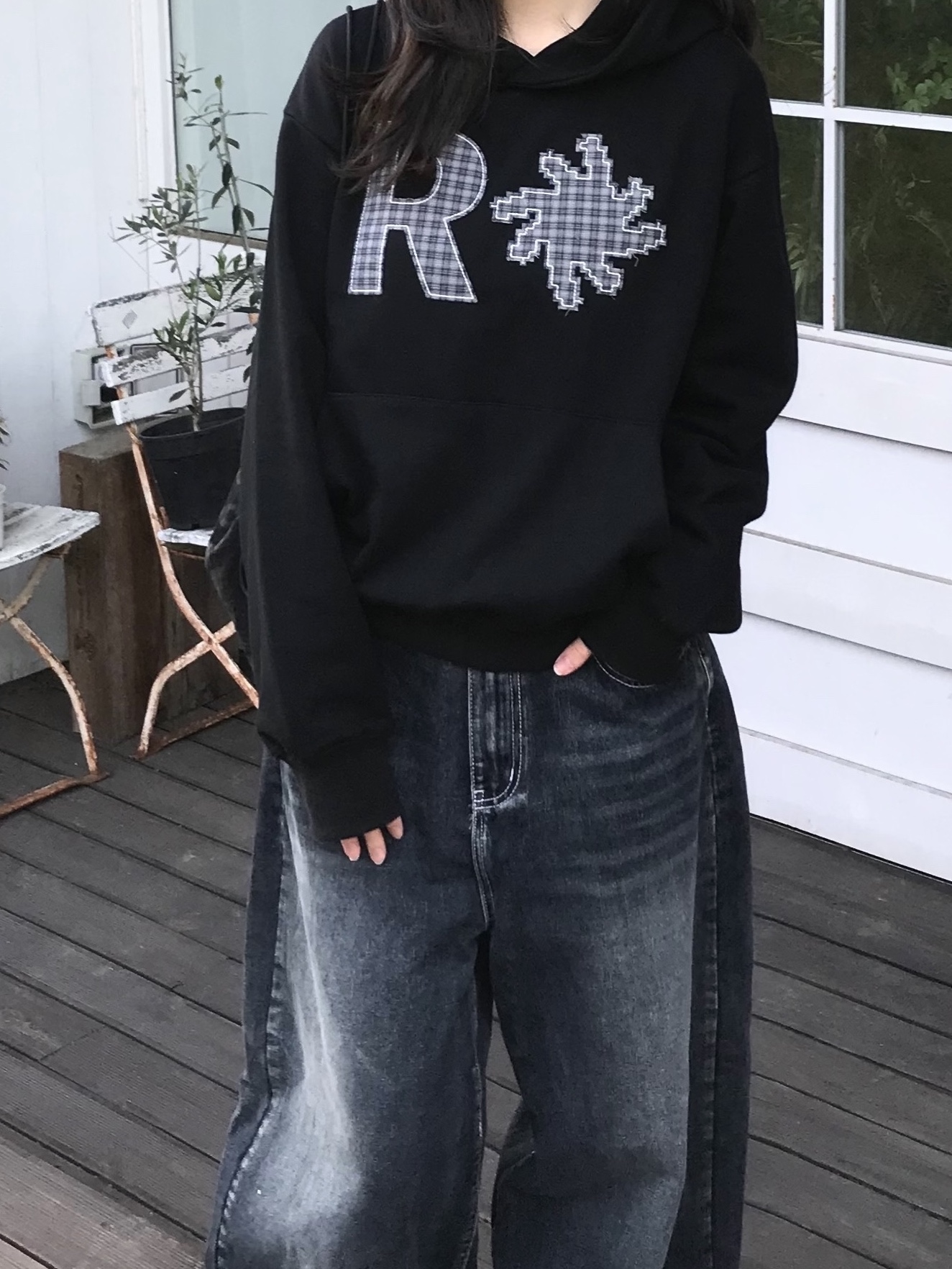SLOW RECORD HOUSE Check Patch Hoodie Black 착용 스타일 - 5