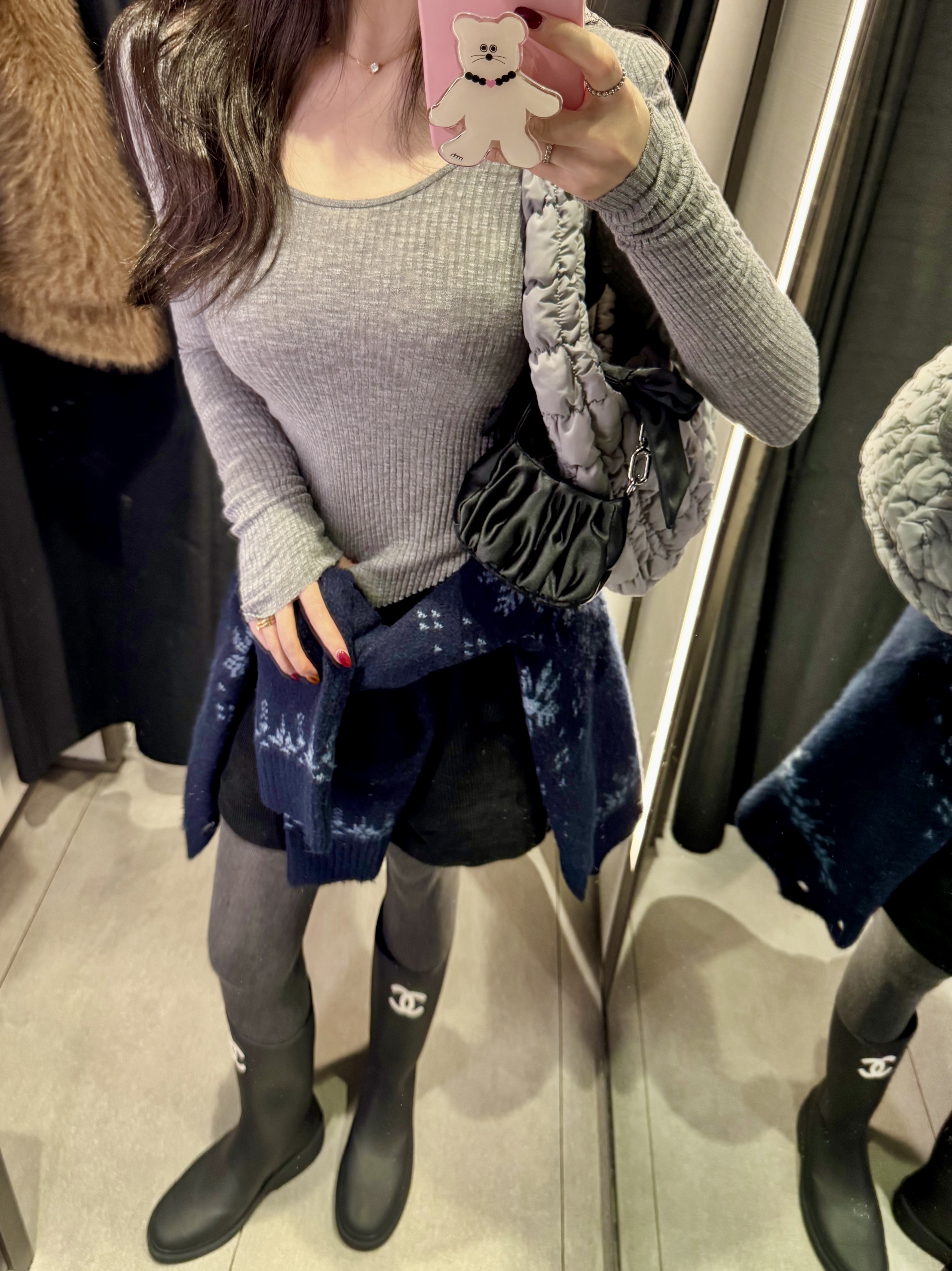 Uniqlo x Anya Hindmarch Knit Mitten Olive, COS Quilted Mini Bag Grey 착용 스타일 - 4