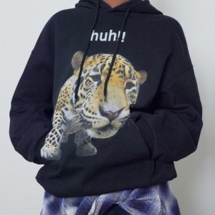 Suade Huh Leopard hoodie Black 착용 스타일