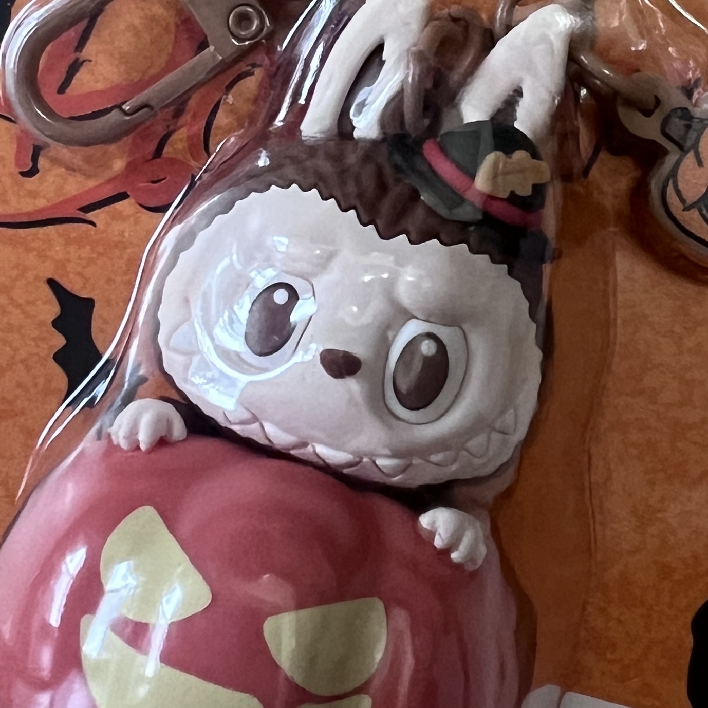 Pop Mart Halloween Party Series Luminous Pumpkin Keyring Labubu 착용 스타일