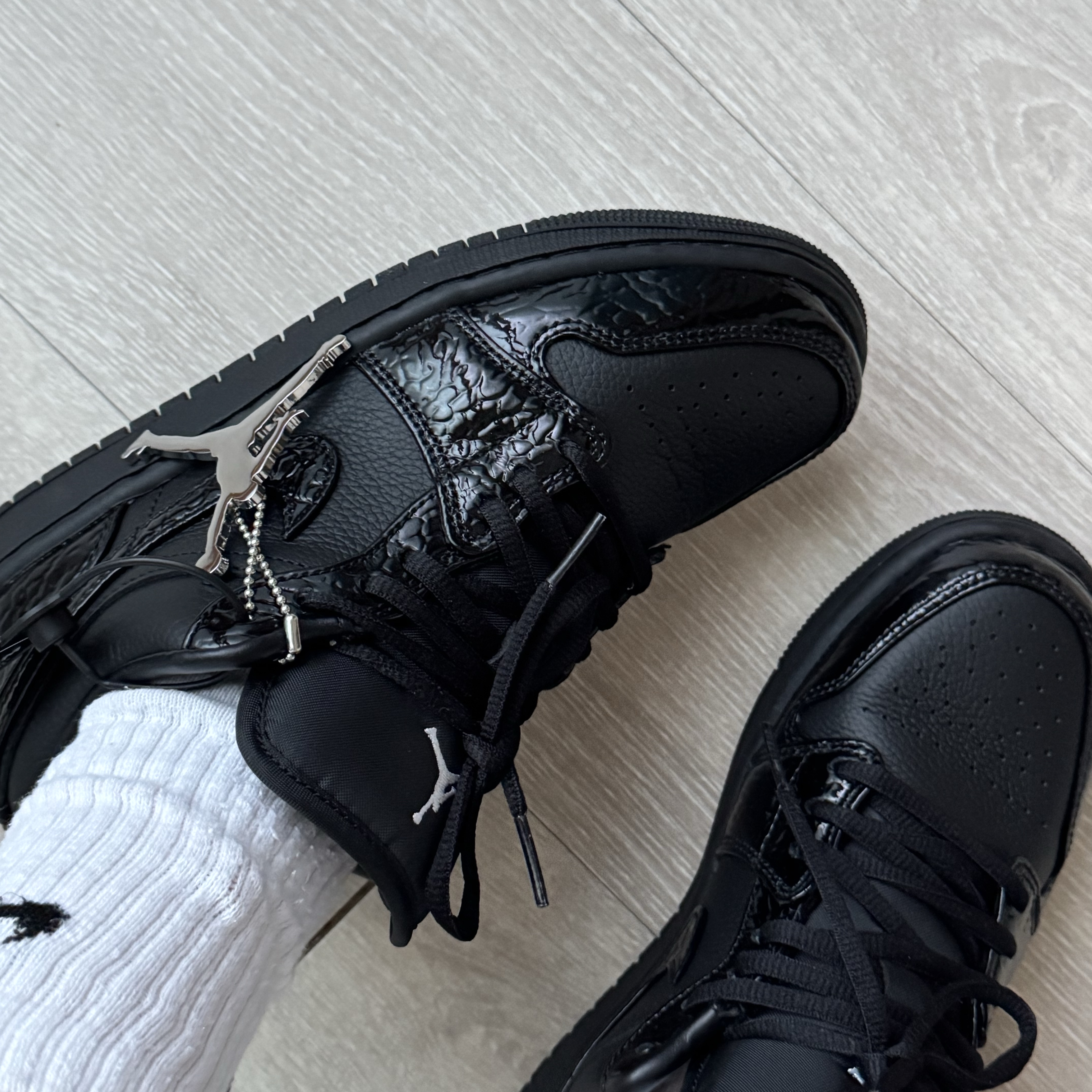 (W) Jordan 1 Low SE Black Metallic Silver 착용 스타일