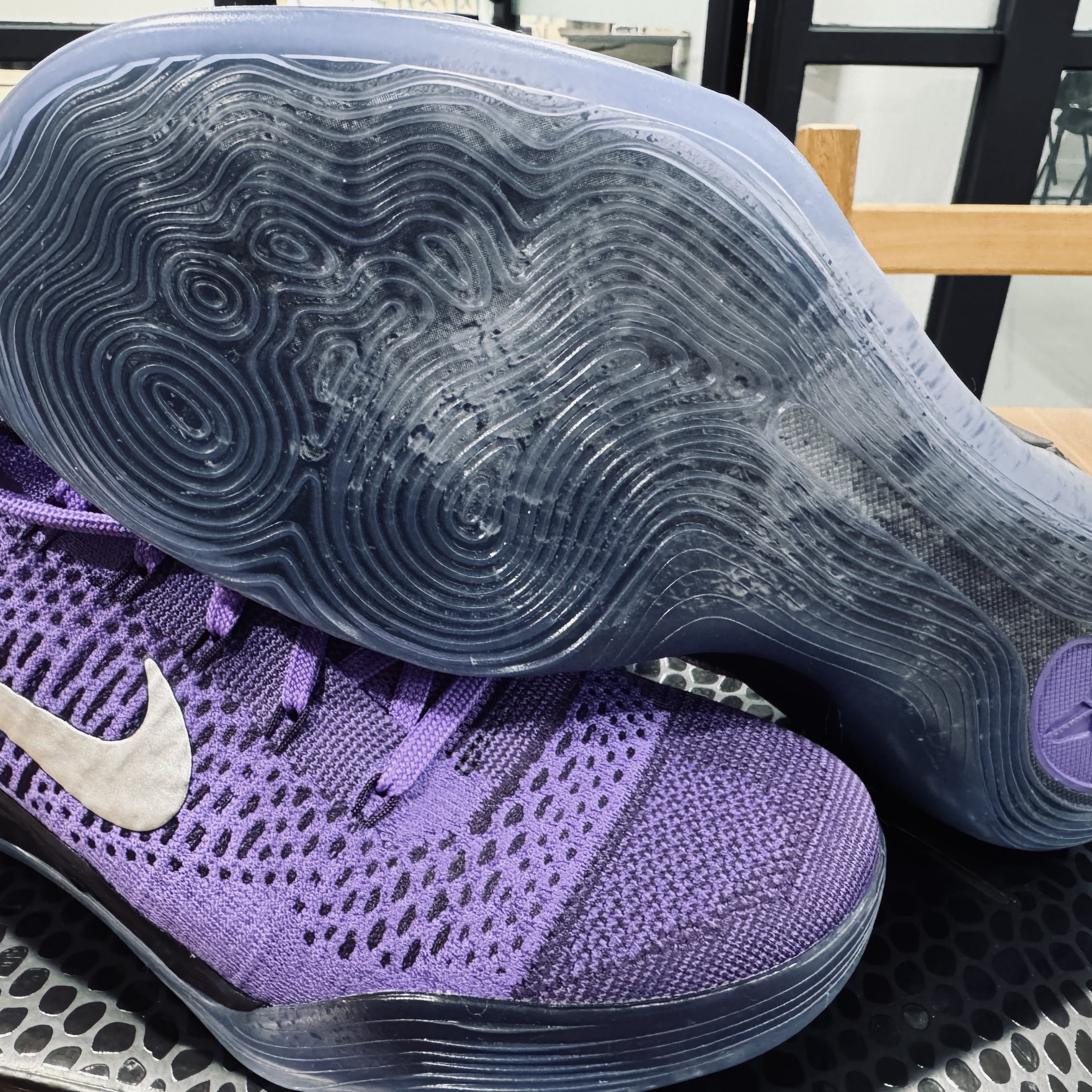 Nike Kobe 9 Elite Low Protro Hyper Grape and Cave Purple 착용 스타일 - 2