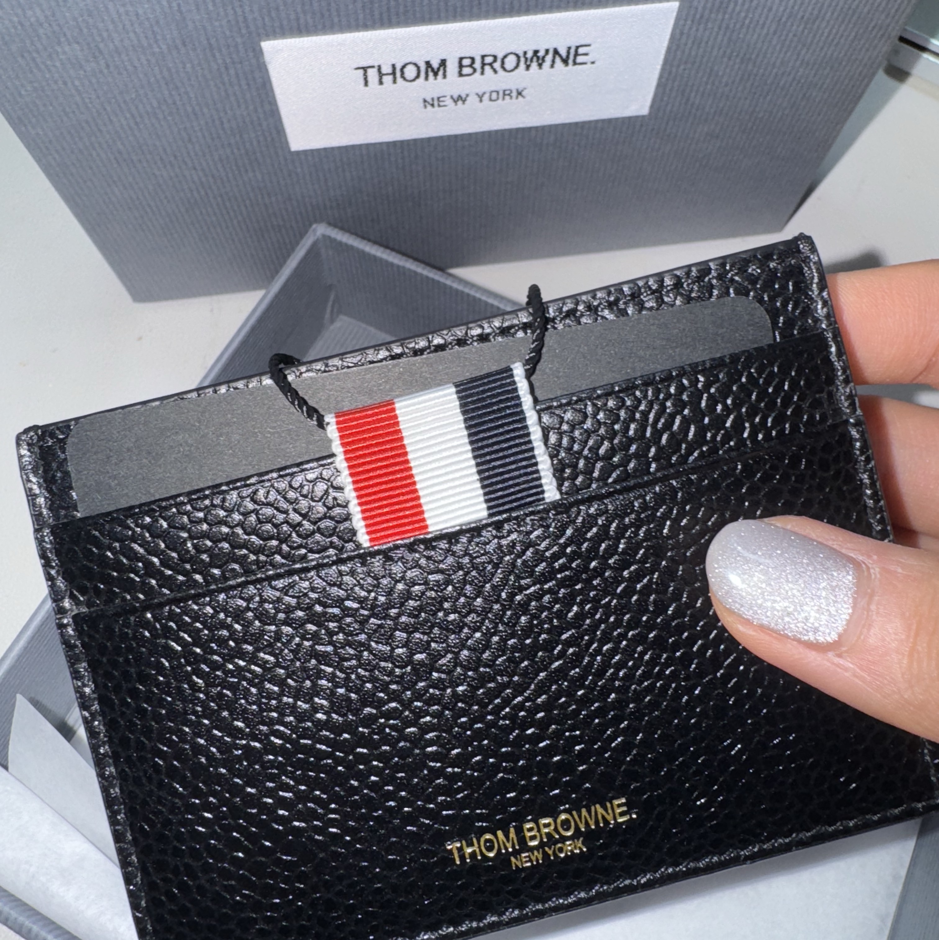 Thom Browne Pebble Grain Leather Stripe Single Card Holder Black 착용 스타일 - 1