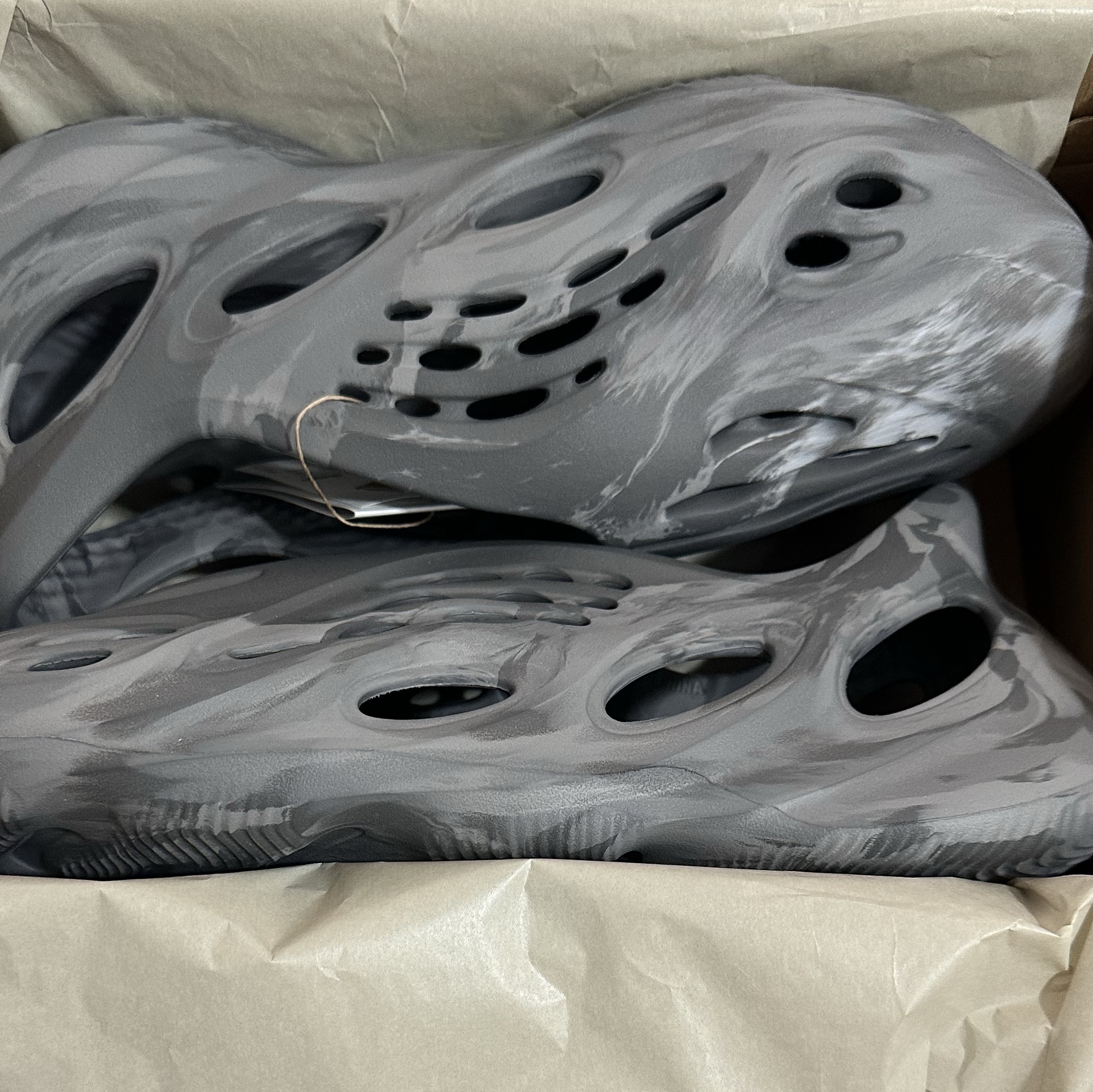 Adidas Yeezy Foam RNNR MX Granite 착용 스타일